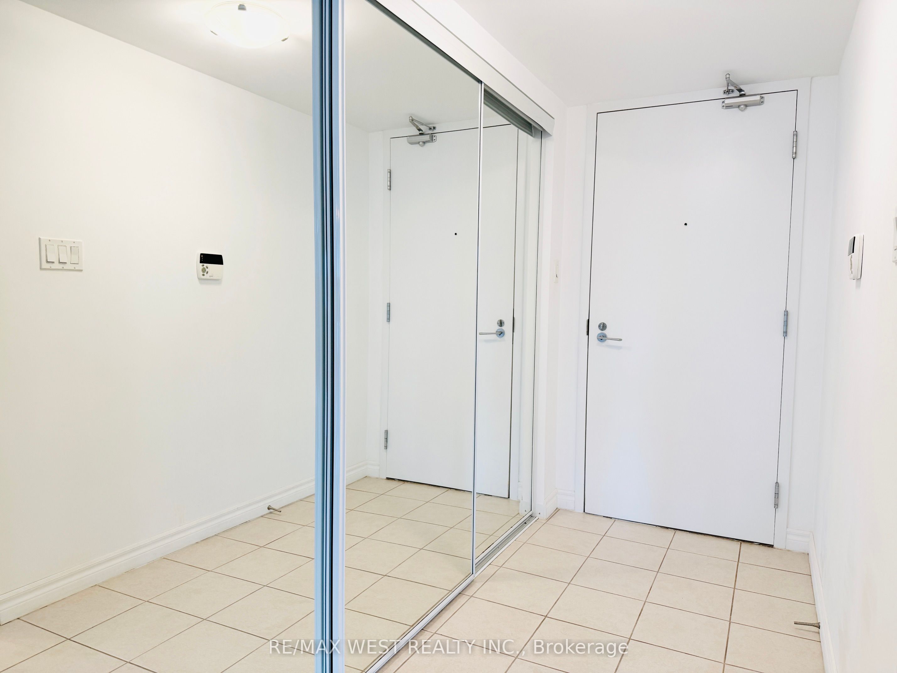 38 Grenville Street 1203, Toronto, ON M4Y 1A9 photo 3