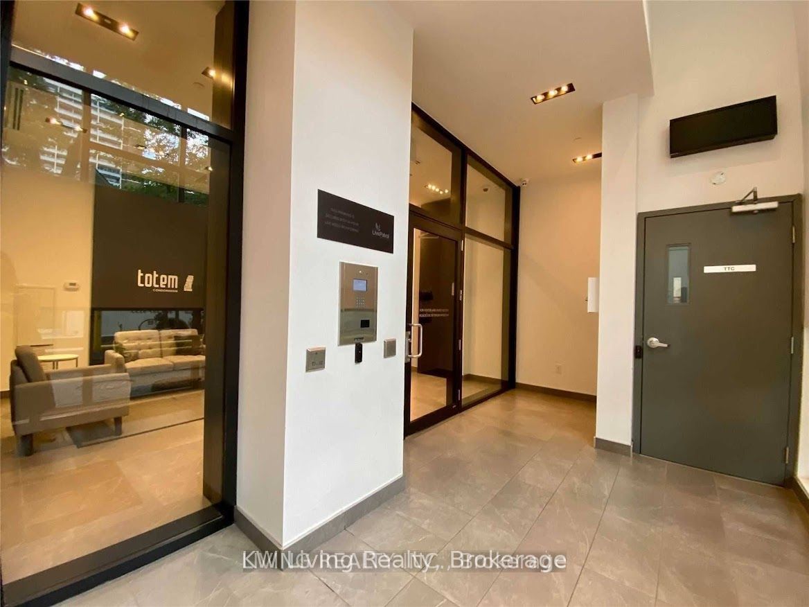 17 Dundonald Street 1006, Toronto, ON M4Y 0E4 photo 3
