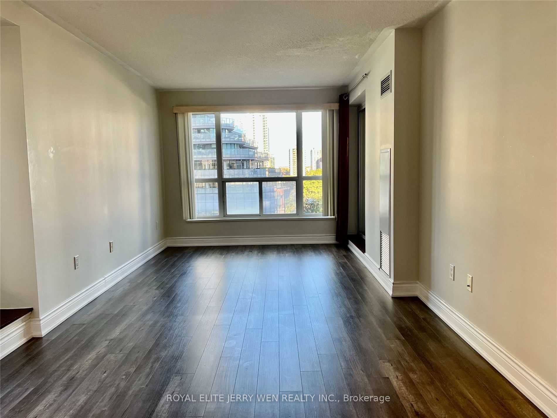 909 Bay Street 811, Toronto, ON M5S 3G2 photo 2