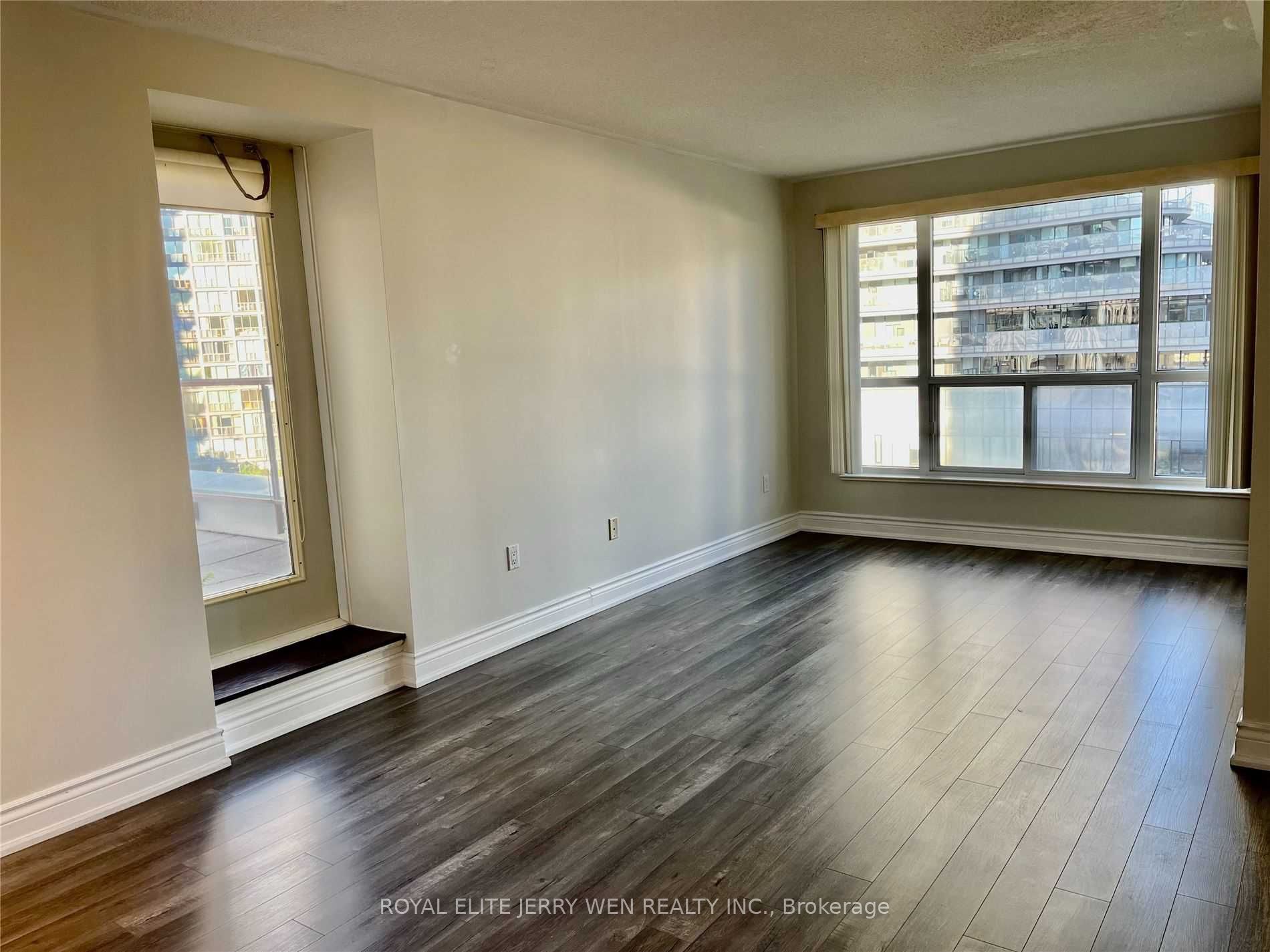 909 Bay Street 811, Toronto, ON M5S 3G2 photo 3
