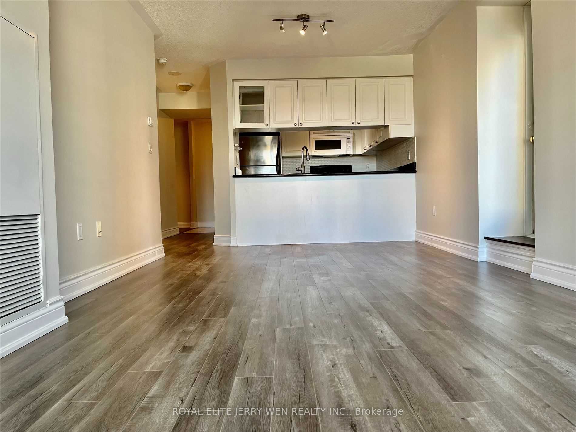 909 Bay Street 811, Toronto, ON M5S 3G2 photo 4