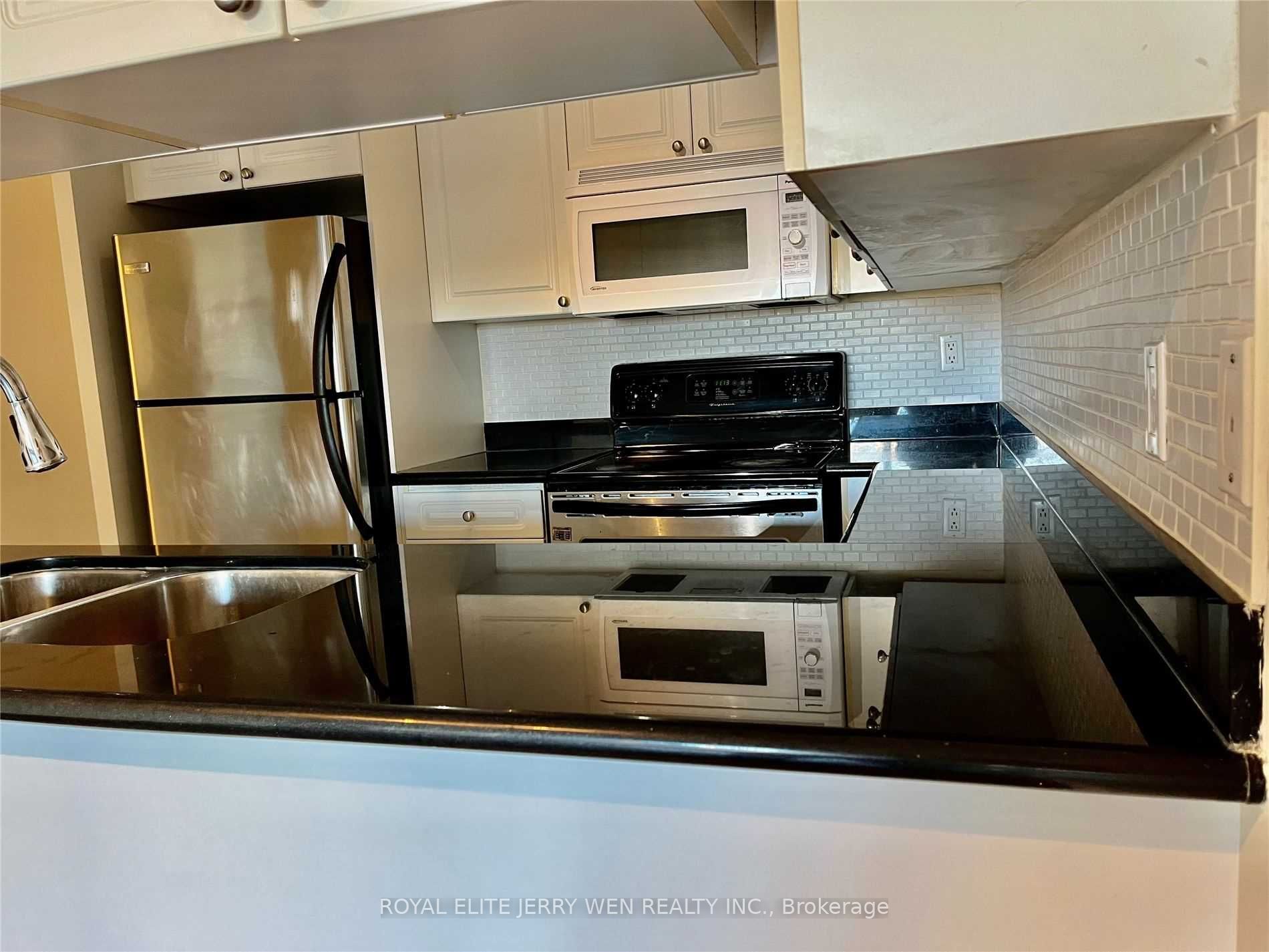 909 Bay Street 811, Toronto, ON M5S 3G2 photo 5