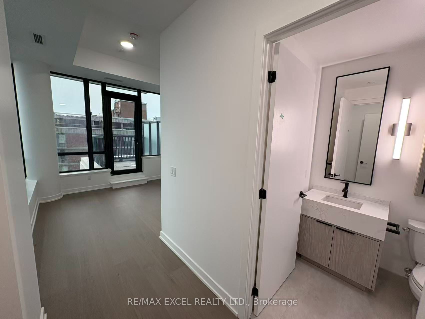 89 Montclair Avenue 817, Toronto, ON M5P 0B1 photo 2