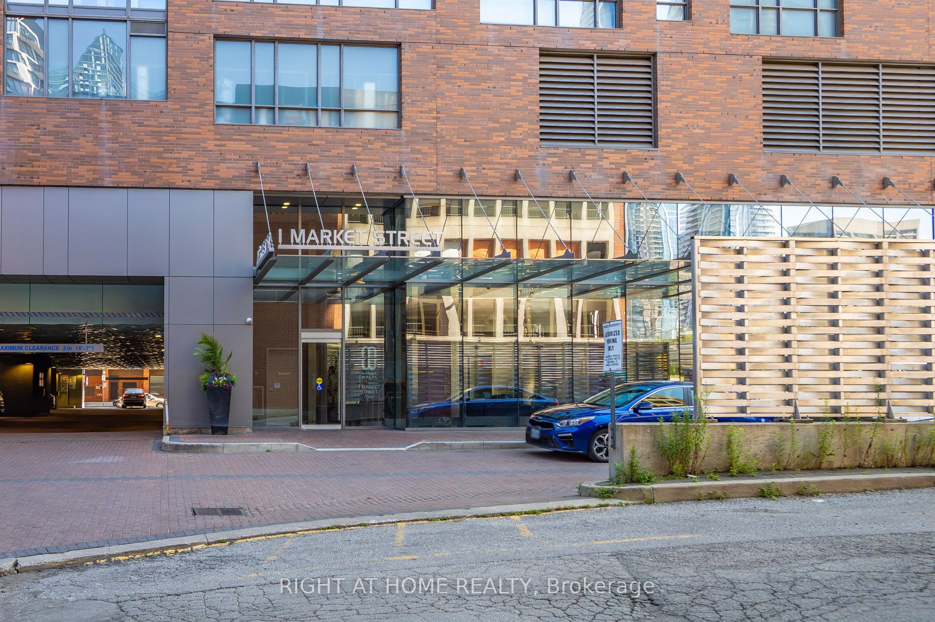 1 Market Street 1604, Toronto, ON M5E 0A2 photo 2
