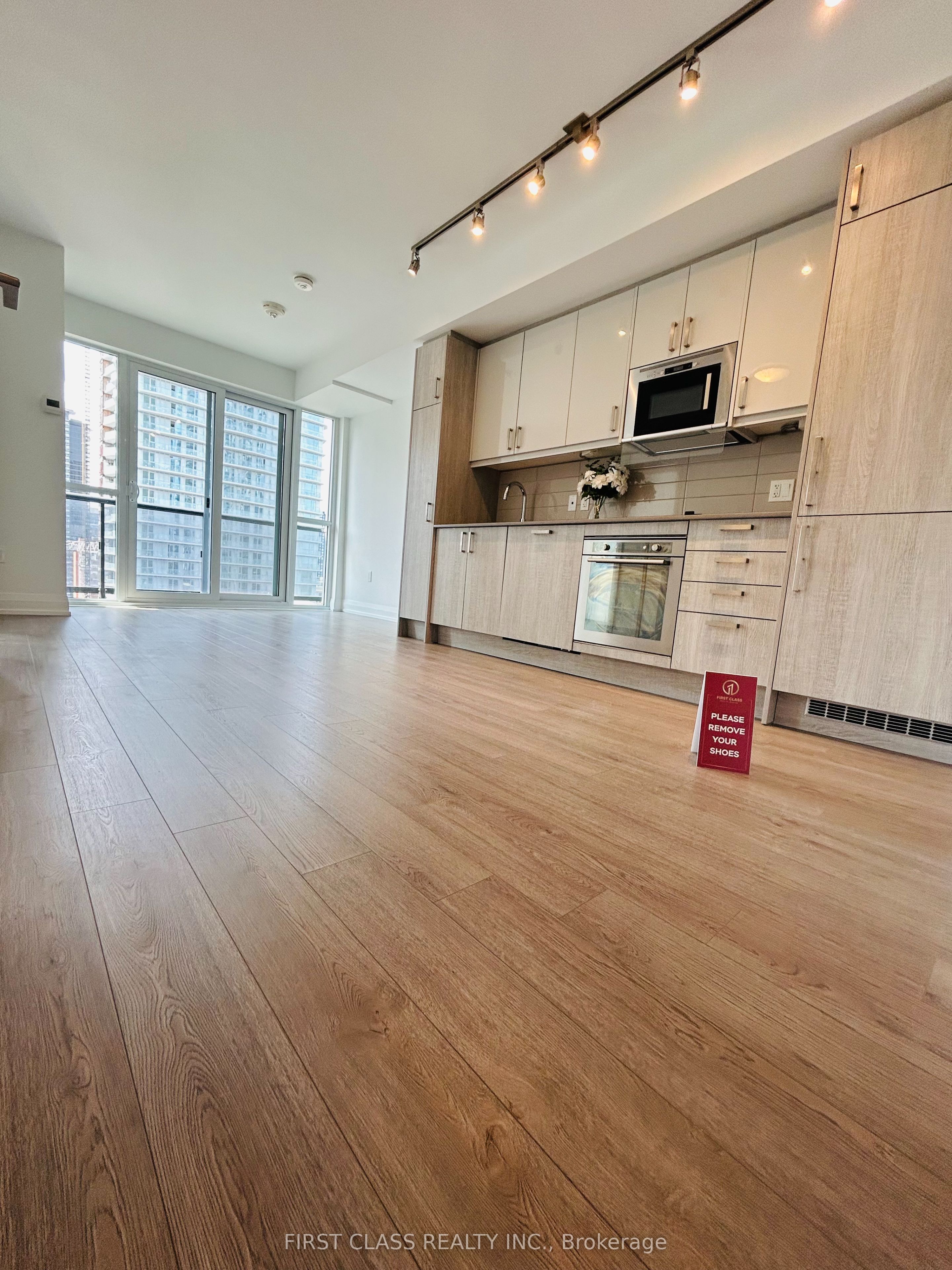 77 Mutual Street 1806, Toronto, ON M5B 2A9 photo 3