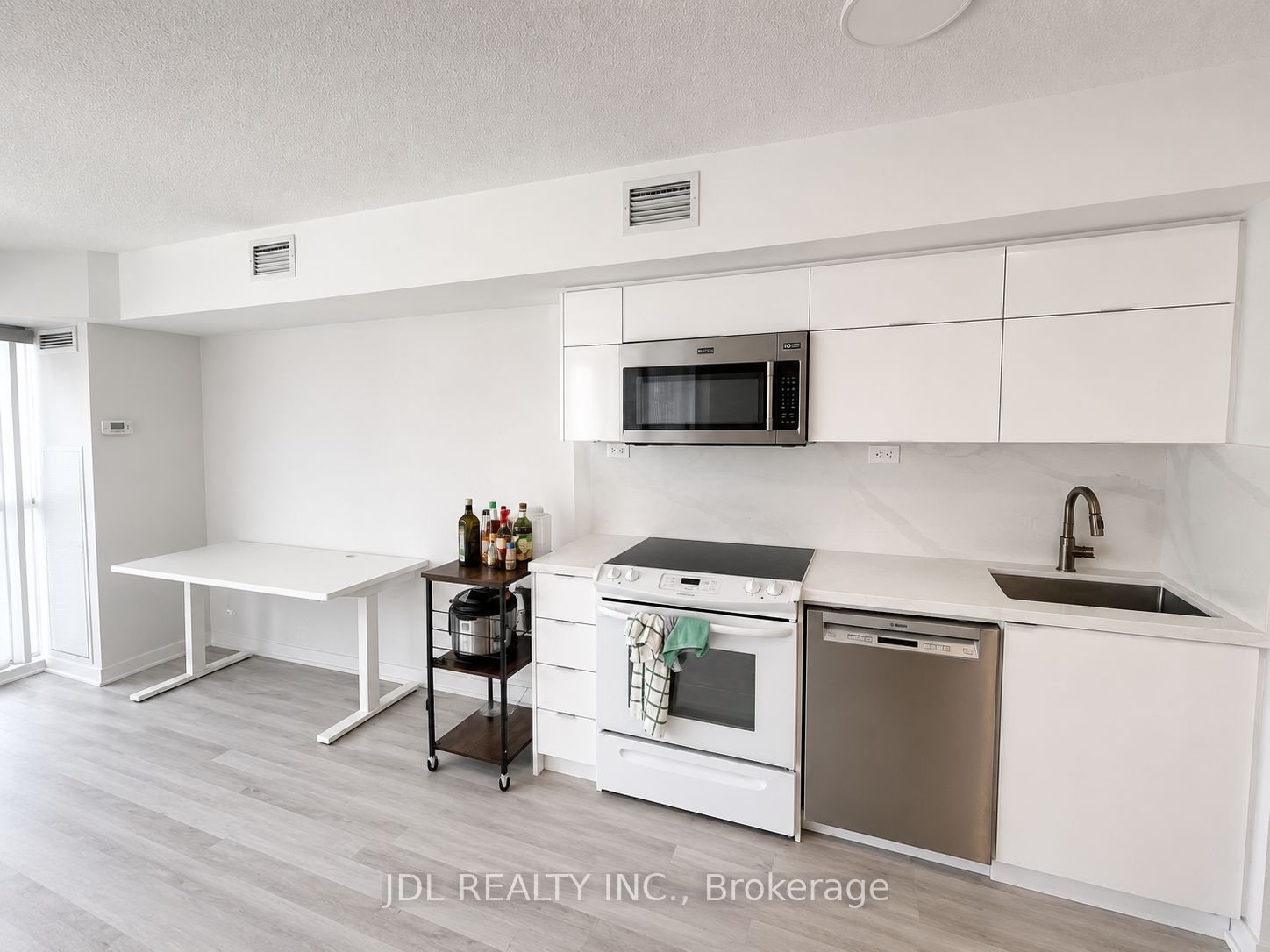 21 Iceboat Terrace 329, Toronto, ON M5V 4A9 photo 2