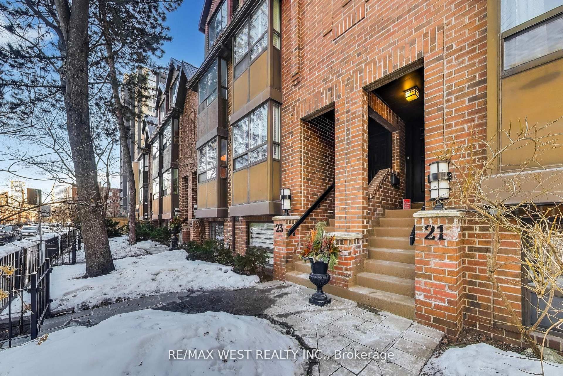 21 Dundonald Street, Toronto, ON M4Y 1K3 photo 2