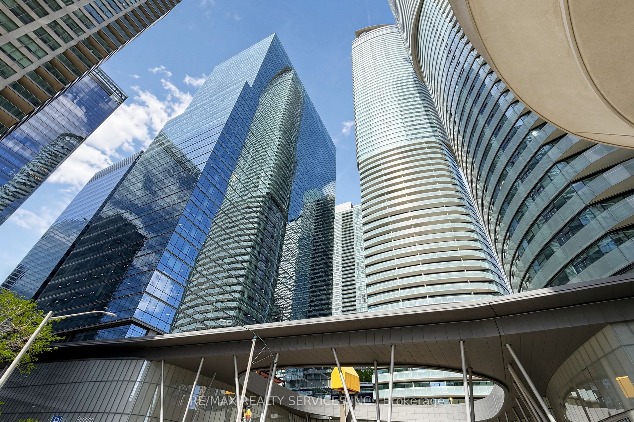 12 York Street 407, Toronto, ON M5J 0A9 photo 2