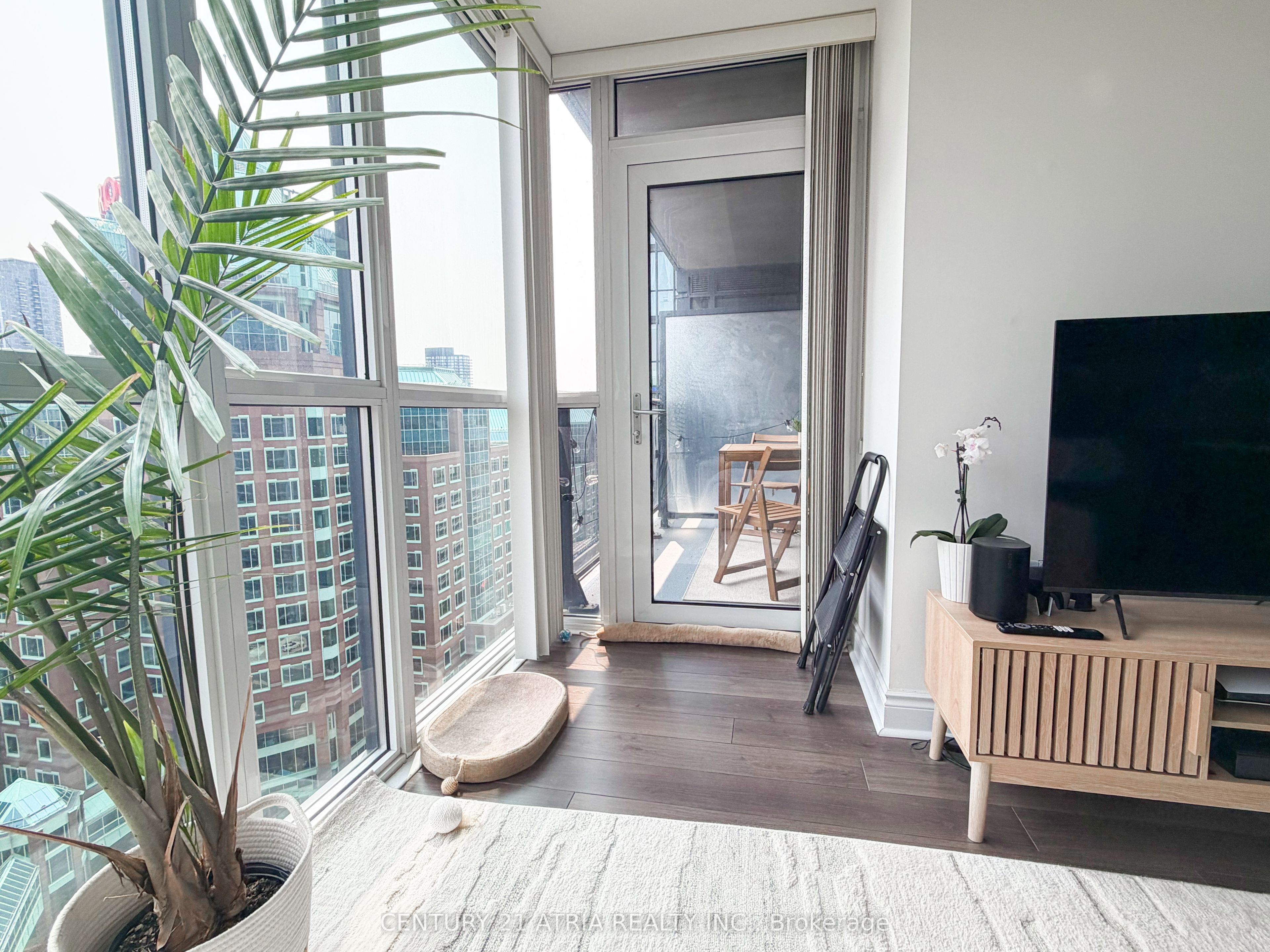 28 Ted Rogers Way 1901, Toronto, ON M4Y 2J4 photo 4