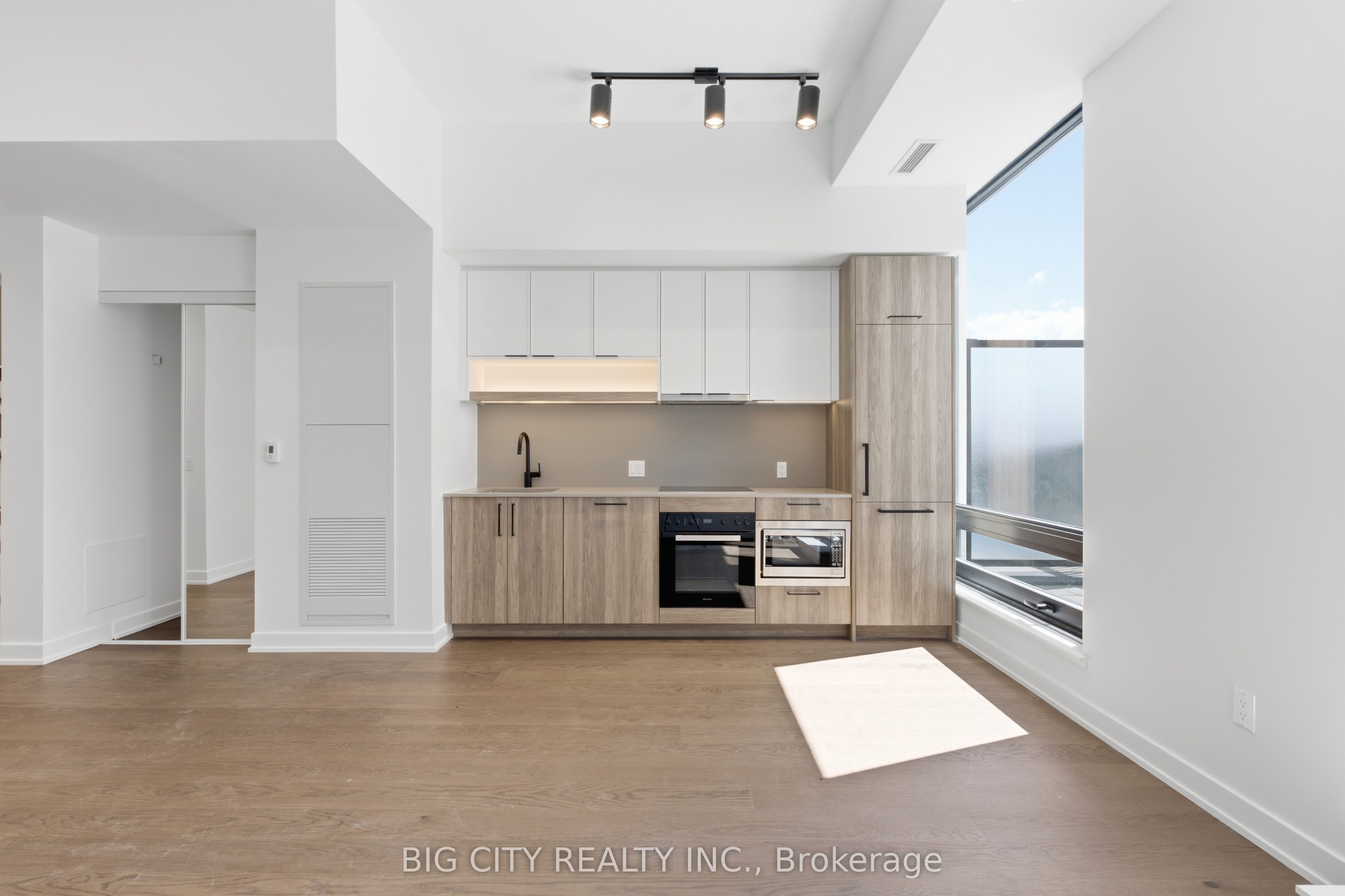 91 Montclair Avenue 829, Toronto, ON M5P 0B1 photo 4