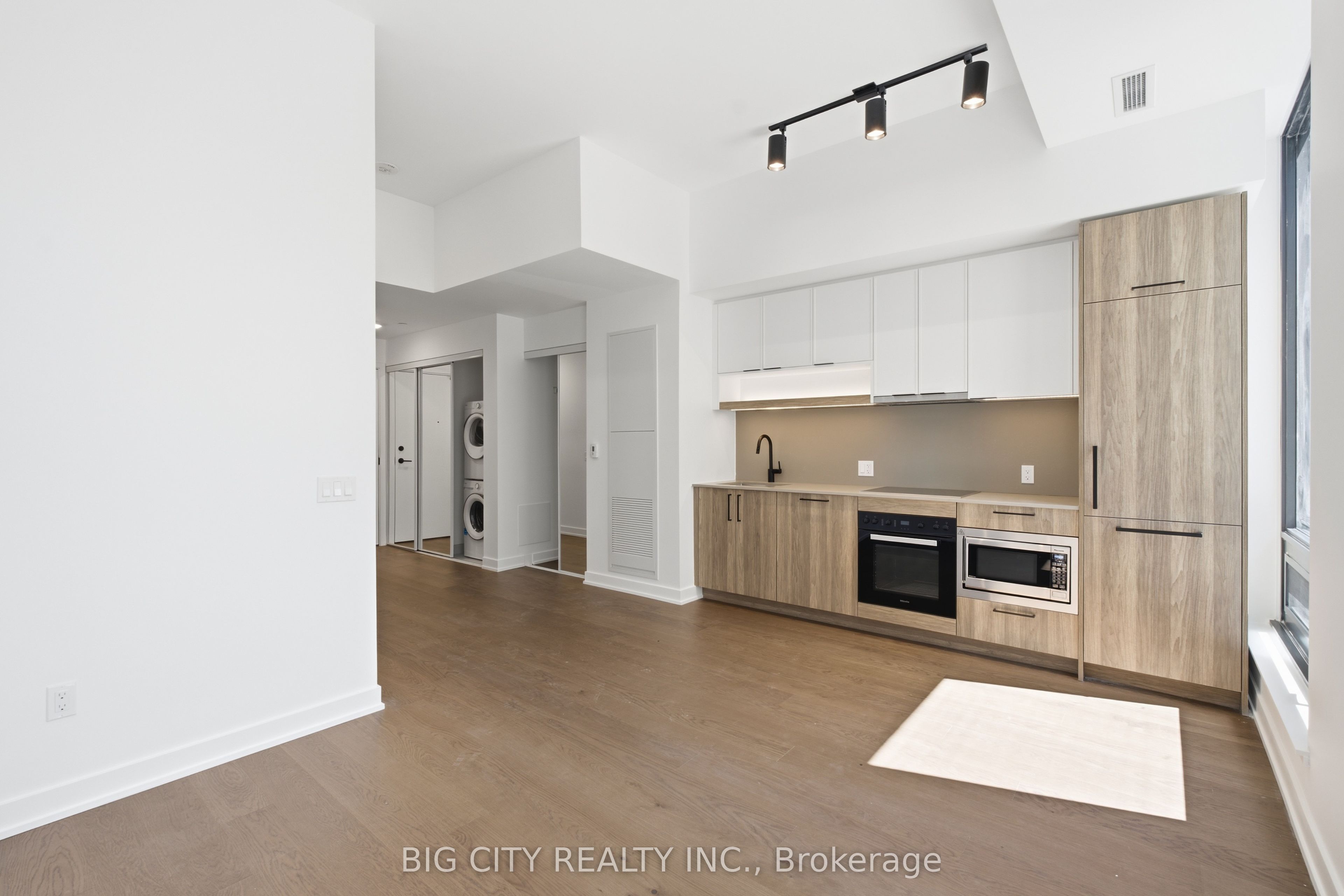 91 Montclair Avenue 829, Toronto, ON M5P 0B1 photo 5
