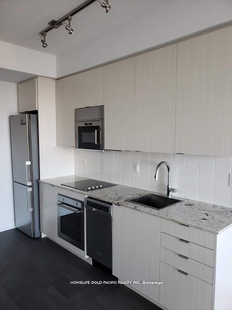 101 Erskine Avenue 1007, Toronto, ON M4P 1Y5 photo 2