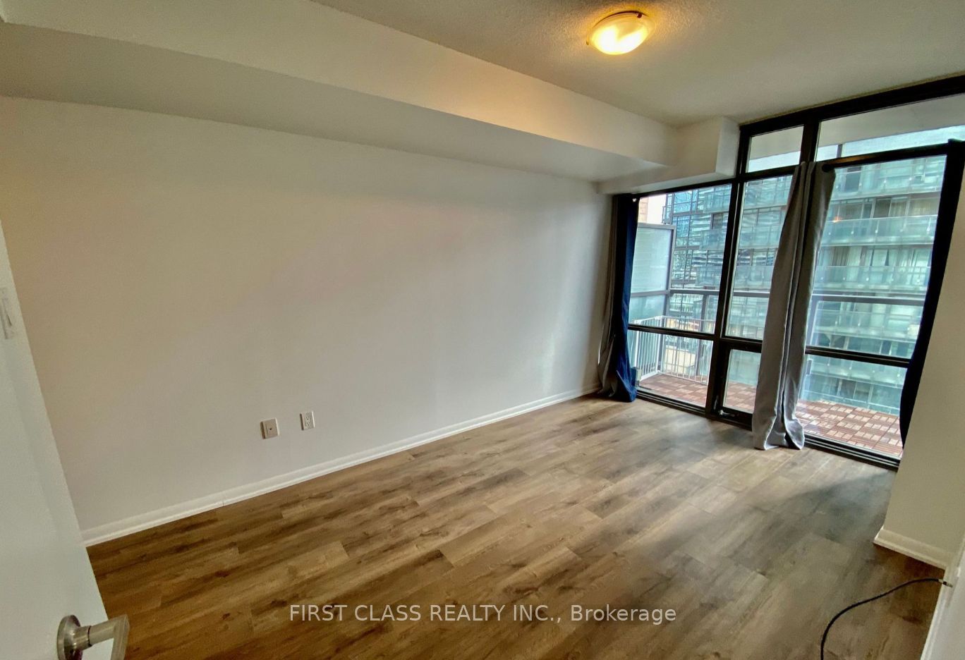 37 Grosvenor Street 1301, Toronto, ON M4Y 3G5 photo 4