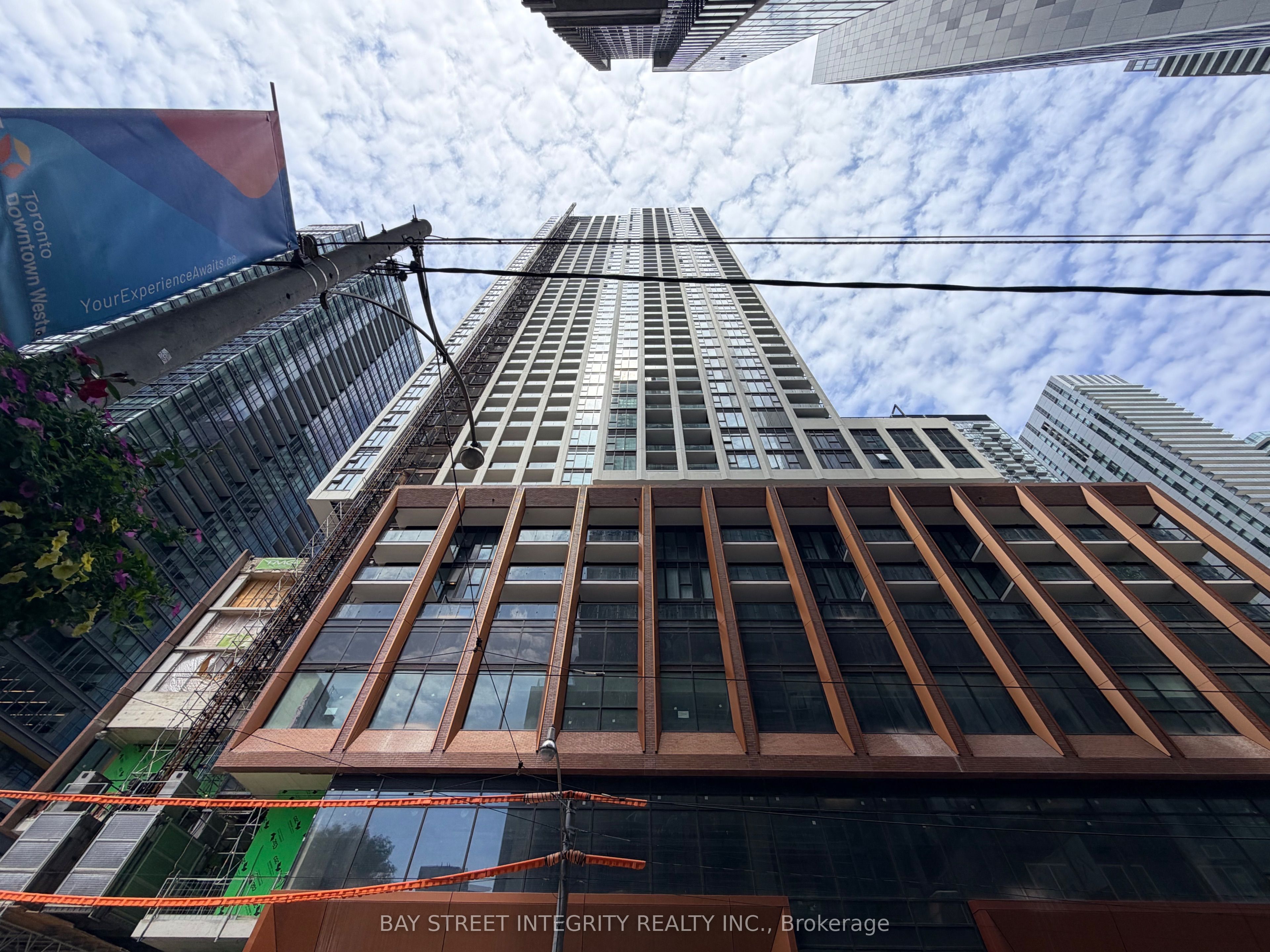 400 King Street W 1912, Toronto, ON M5V 0X8 photo 2