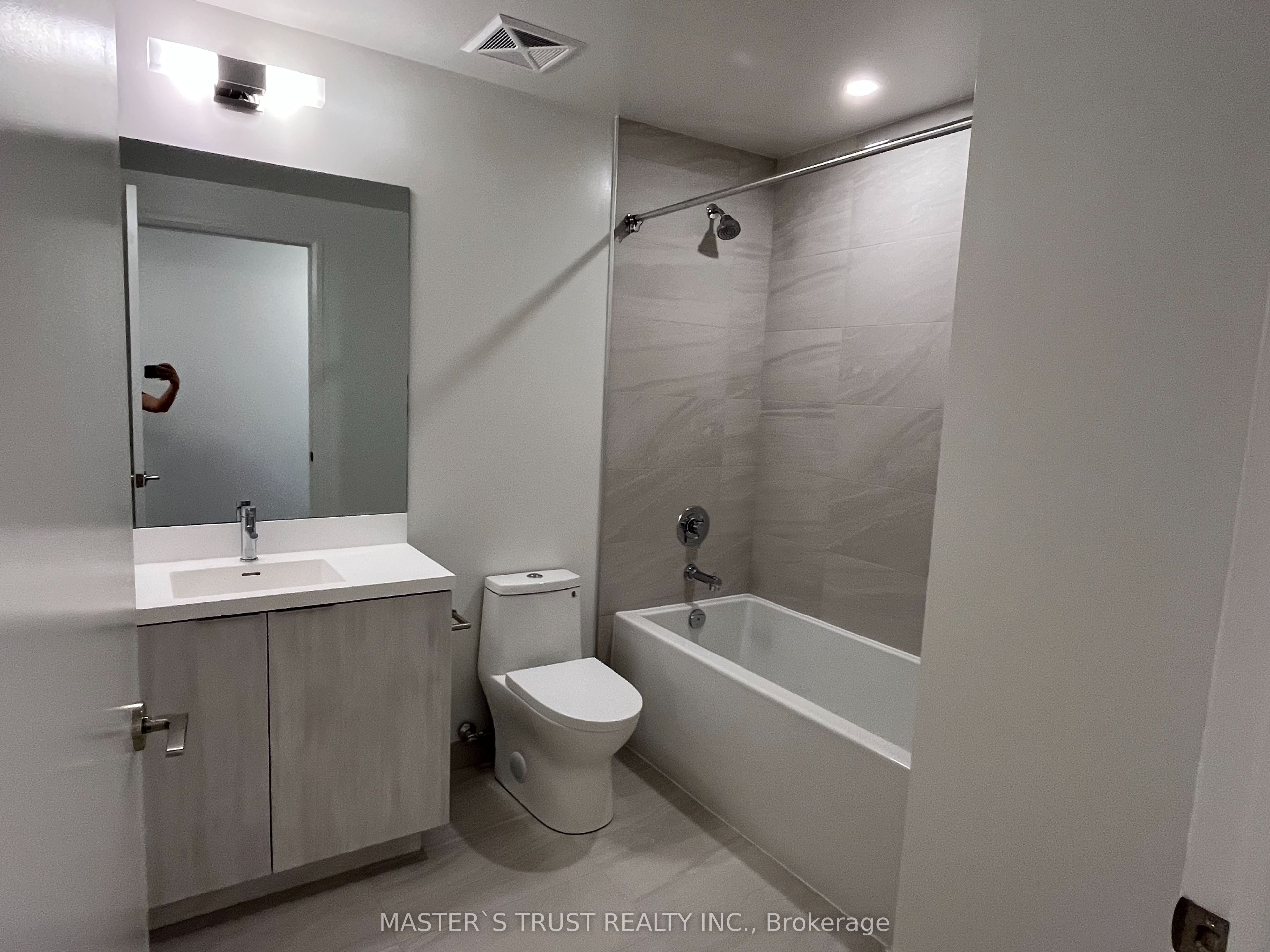 400 King Street W 1528, Toronto, ON M5V 1K2 photo 5