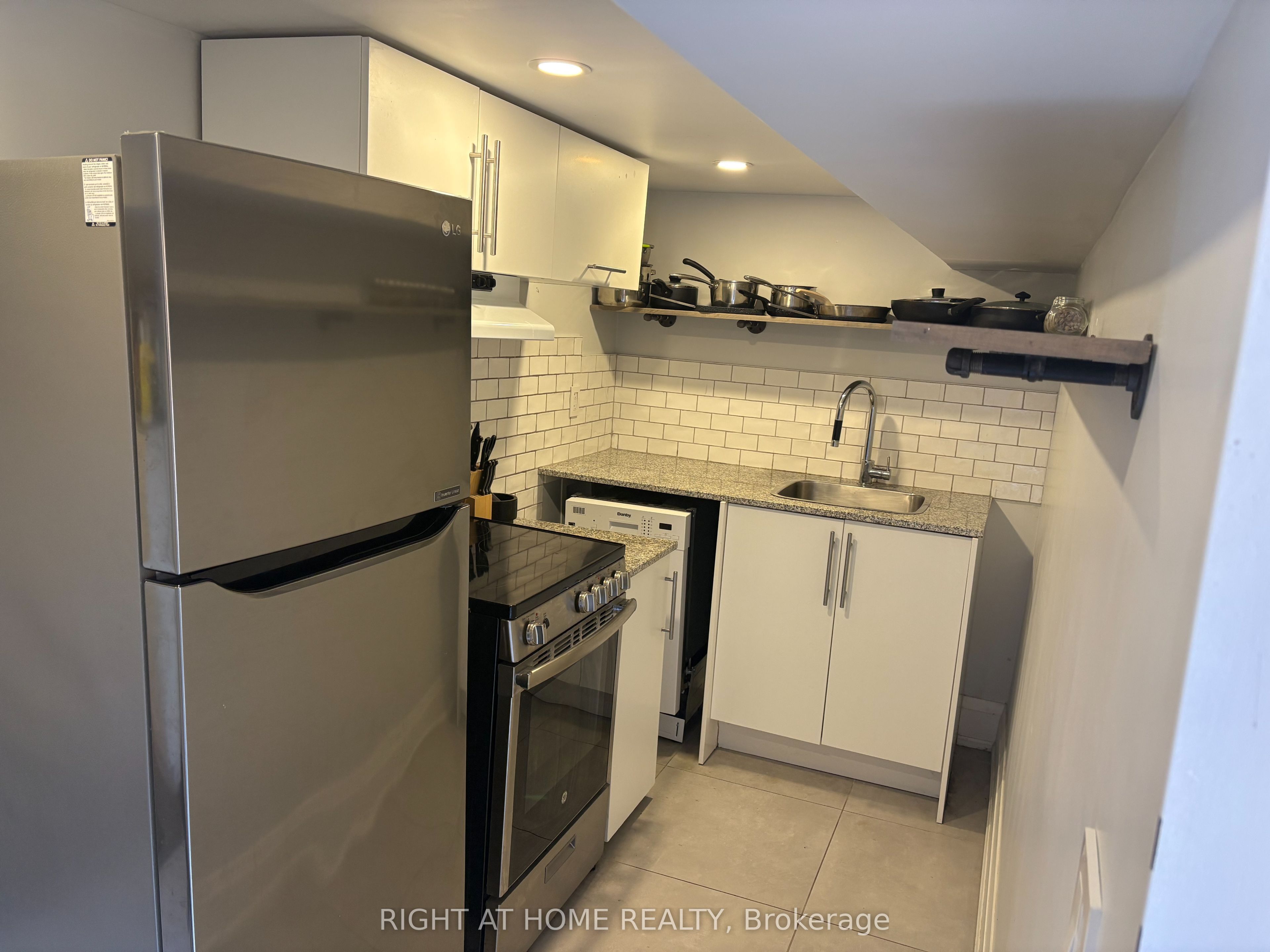 39 Amherst Avenue Lower, Toronto, ON M6E 1Z2 photo 2