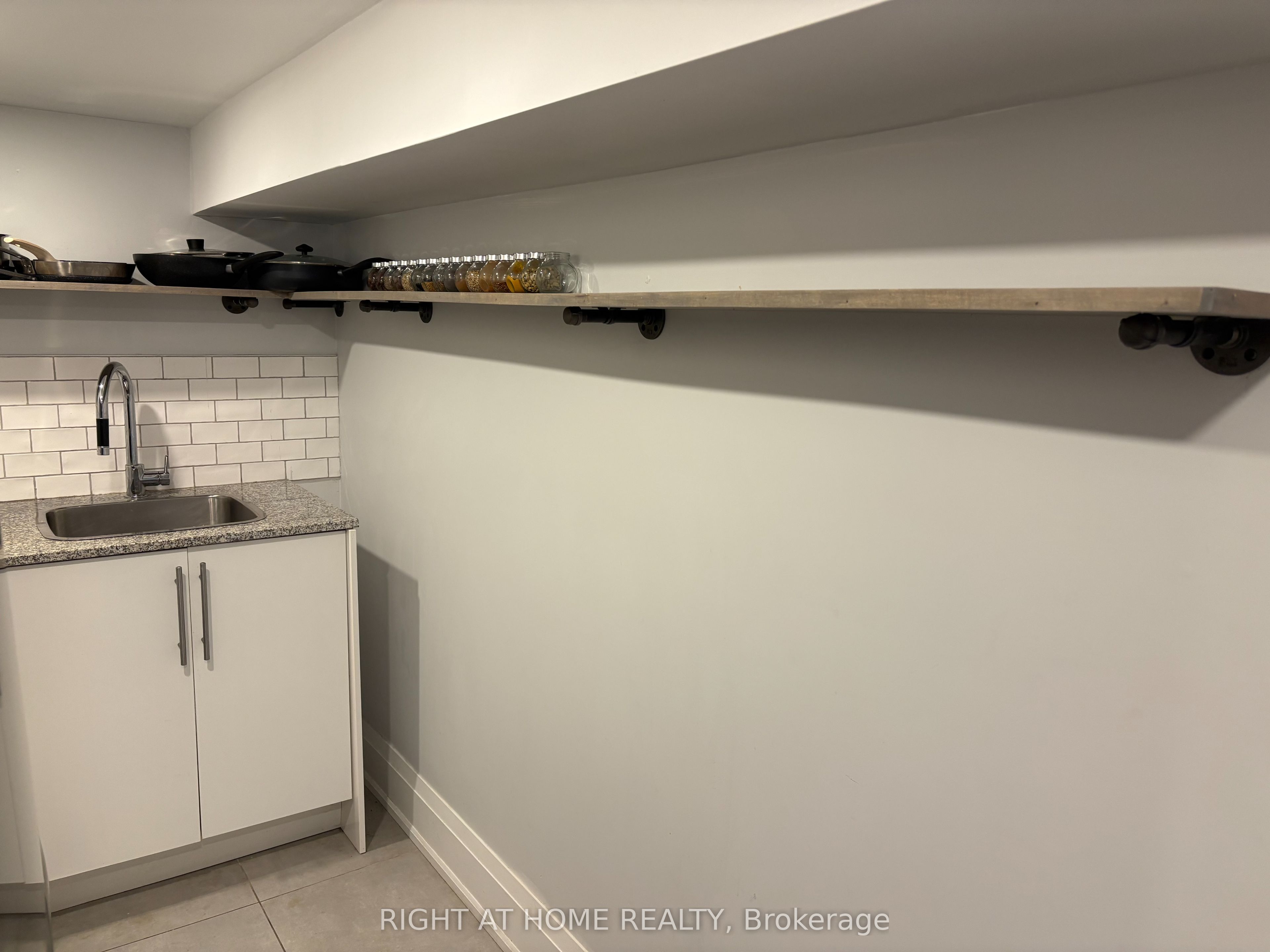 39 Amherst Avenue Lower, Toronto, ON M6E 1Z2 photo 3