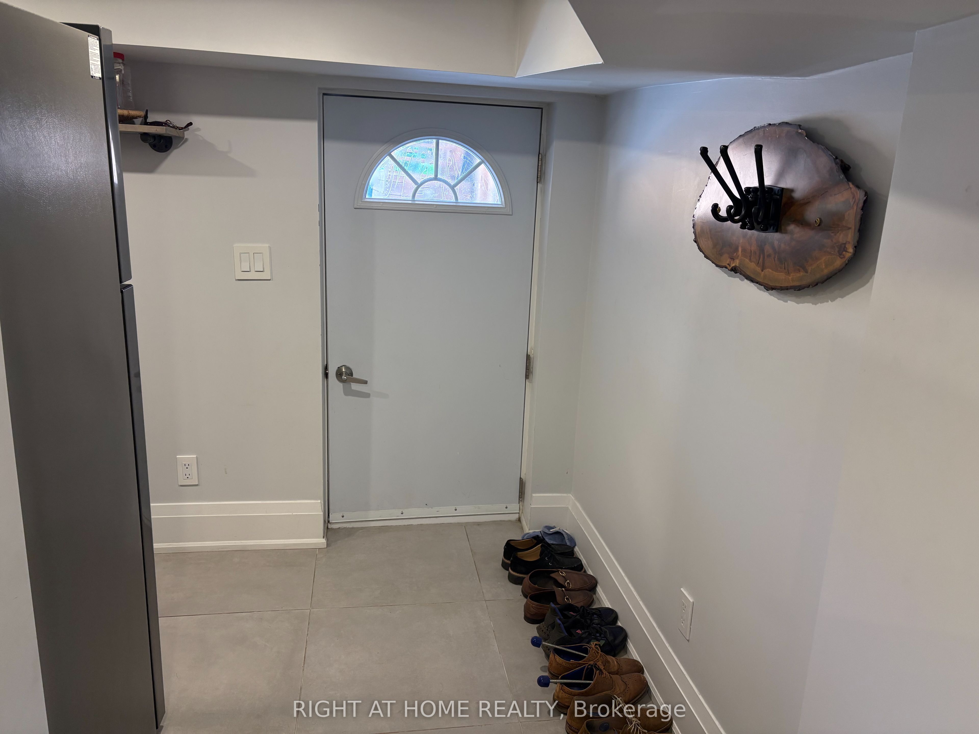39 Amherst Avenue Lower, Toronto, ON M6E 1Z2 photo 4