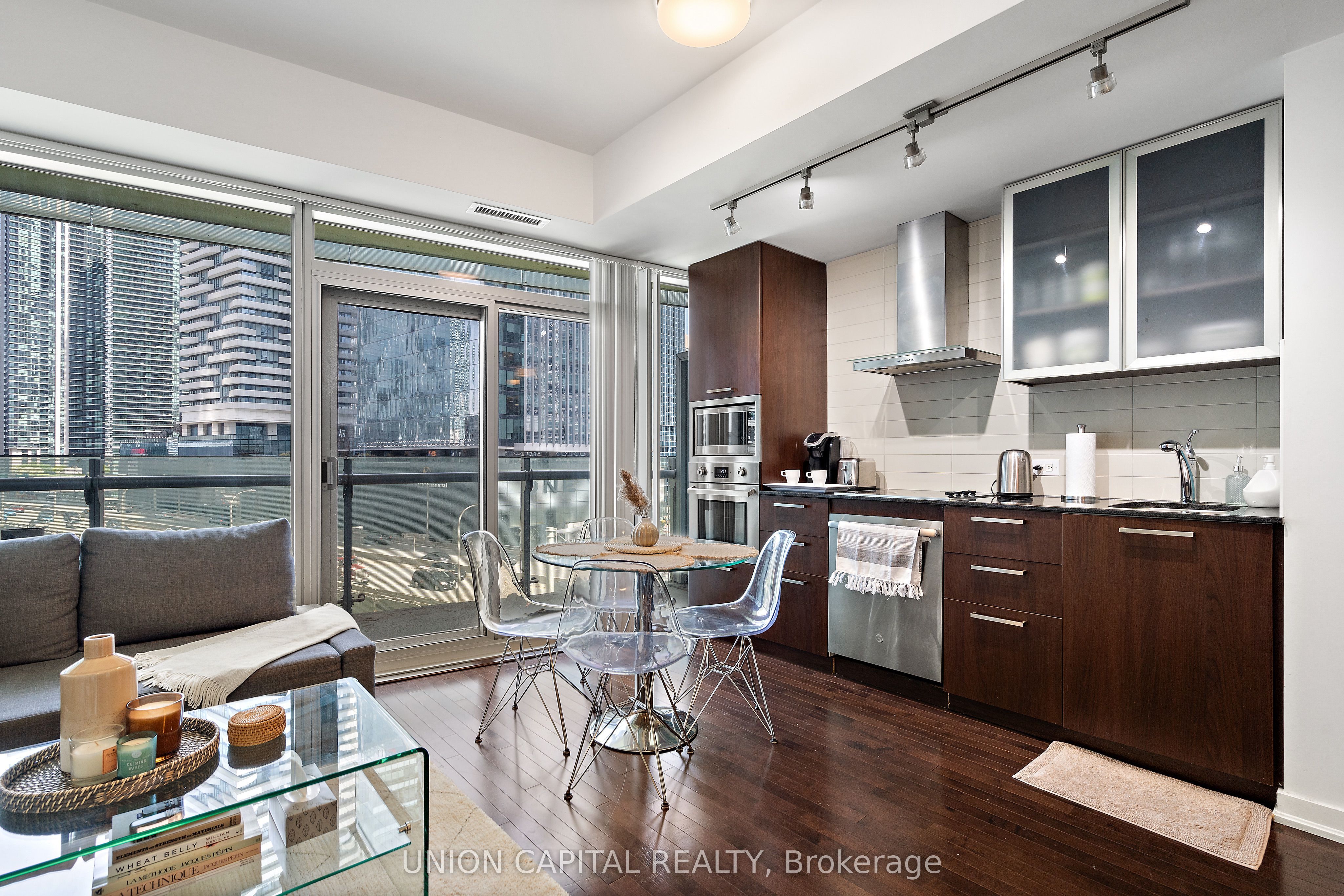 12 York Street 501, Toronto, ON M5J 0A9 photo 2