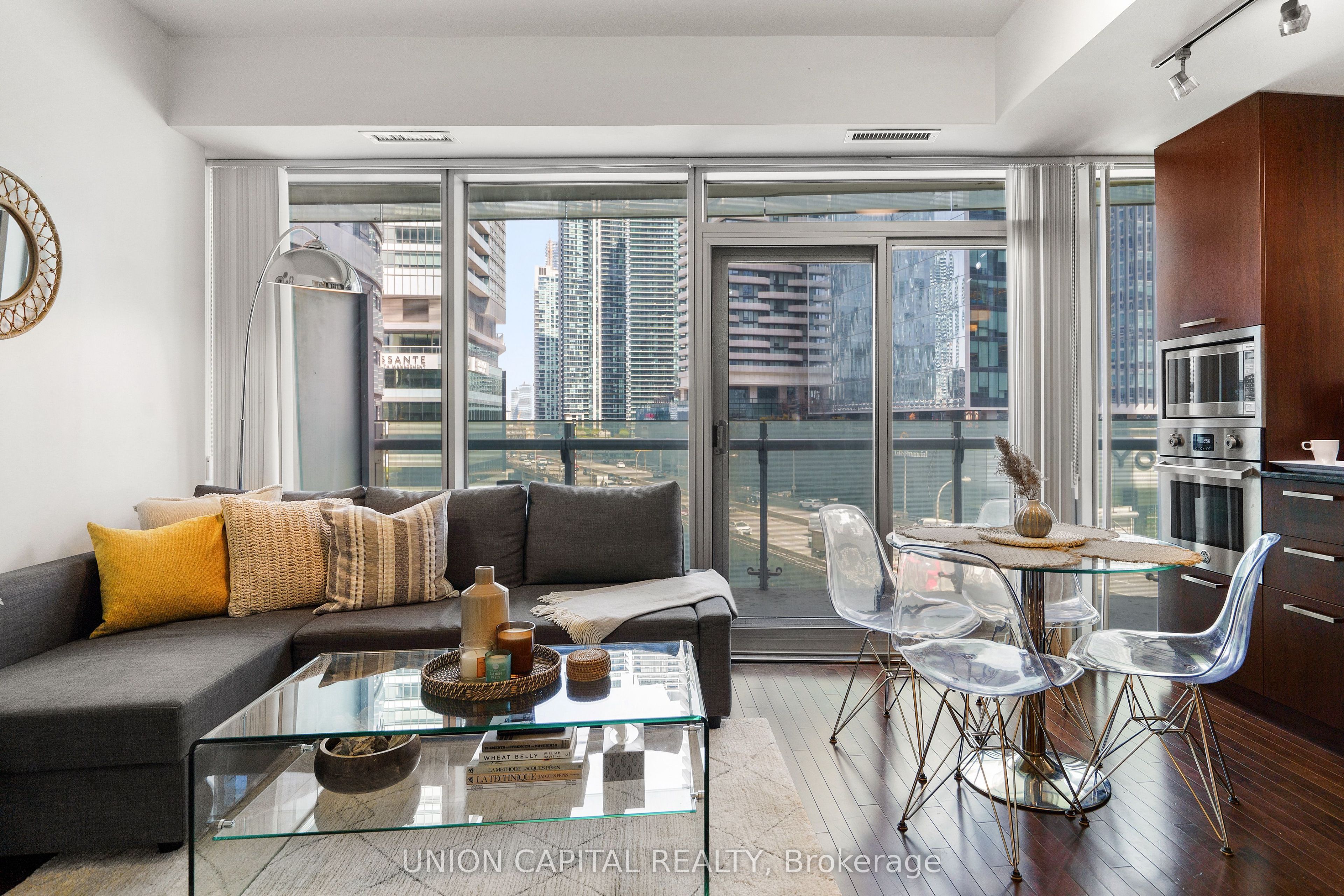 12 York Street 501, Toronto, ON M5J 0A9 photo 5