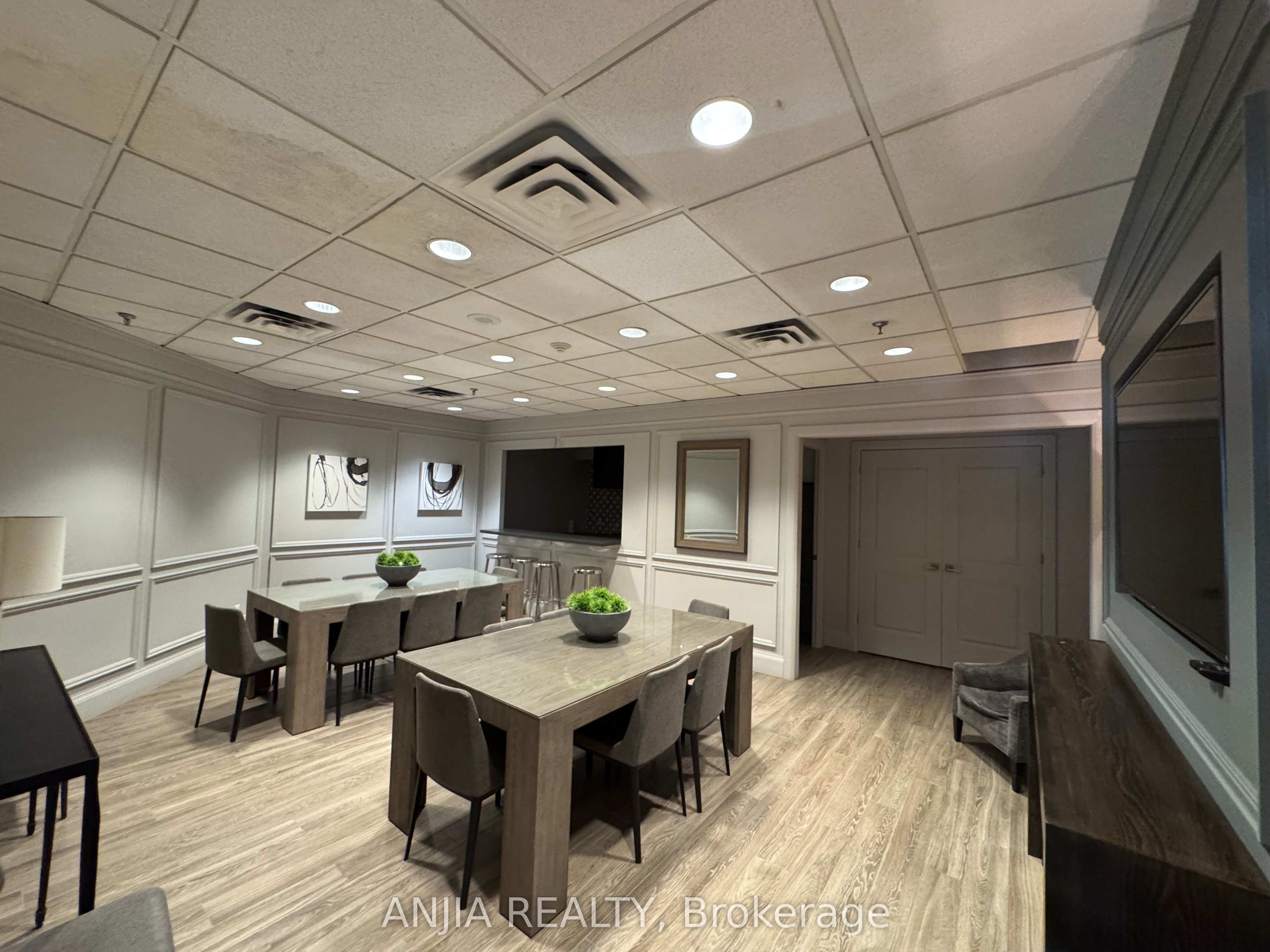 75 York Mills Road 211, Toronto, ON M2P 2E7 photo 2