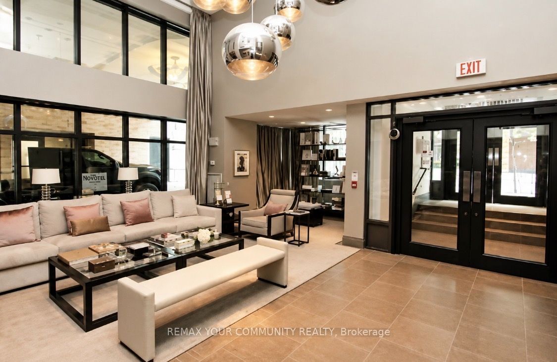 35 Hayden Street 819, Toronto, ON M4Y 3C3 photo 2