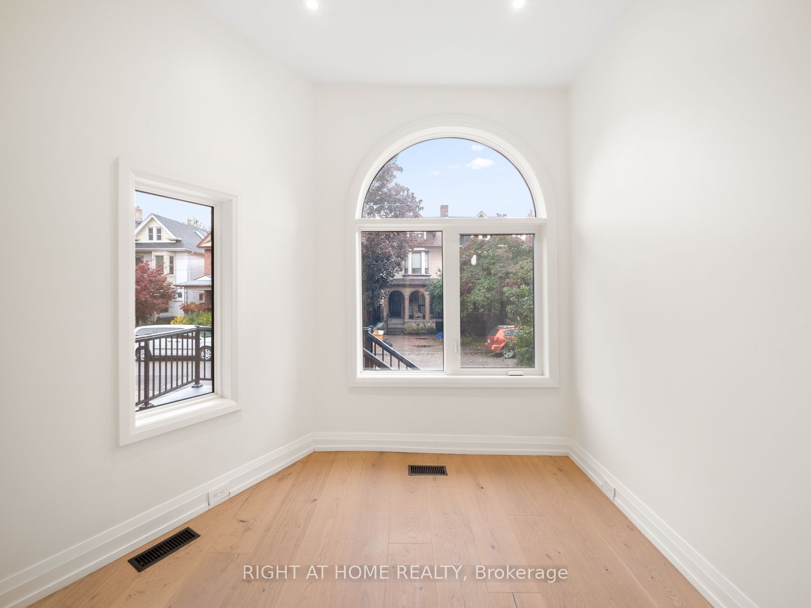94 Concord Avenue E Unit 1, Toronto, ON M6H 2P3 photo 3