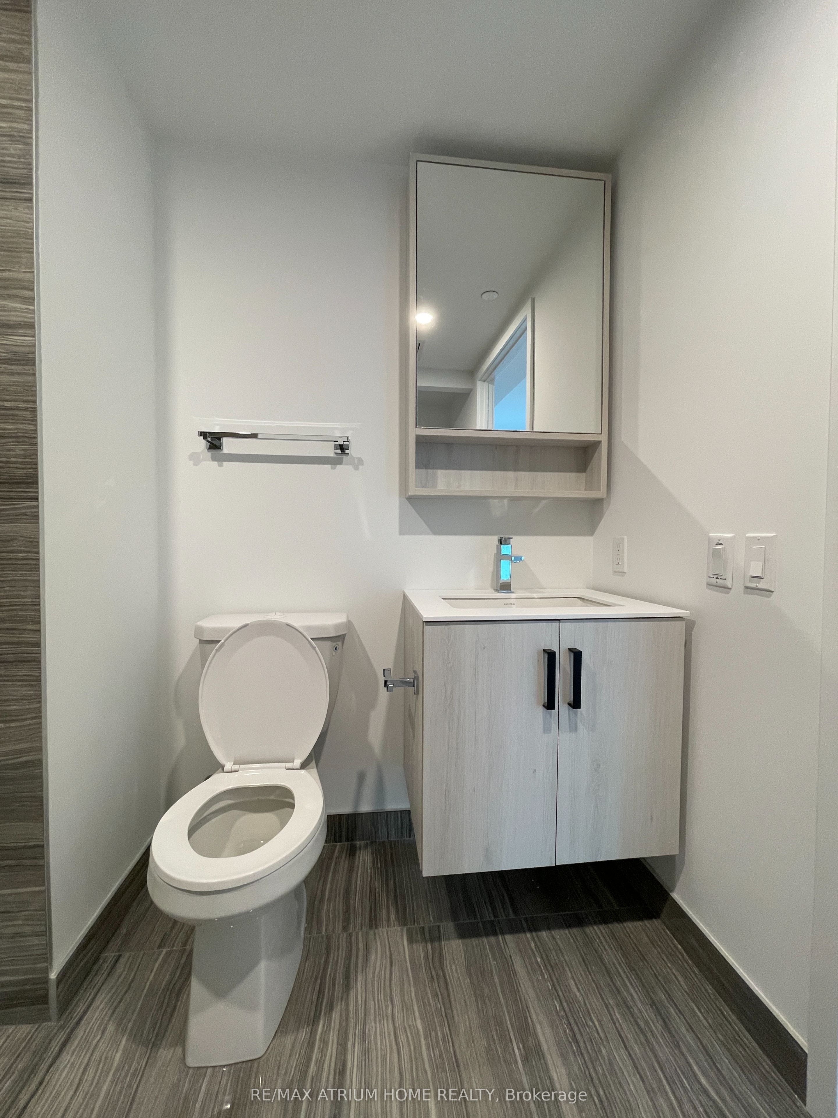 88 Queen Street E 1816, Toronto, ON M5C 1S1 photo 2