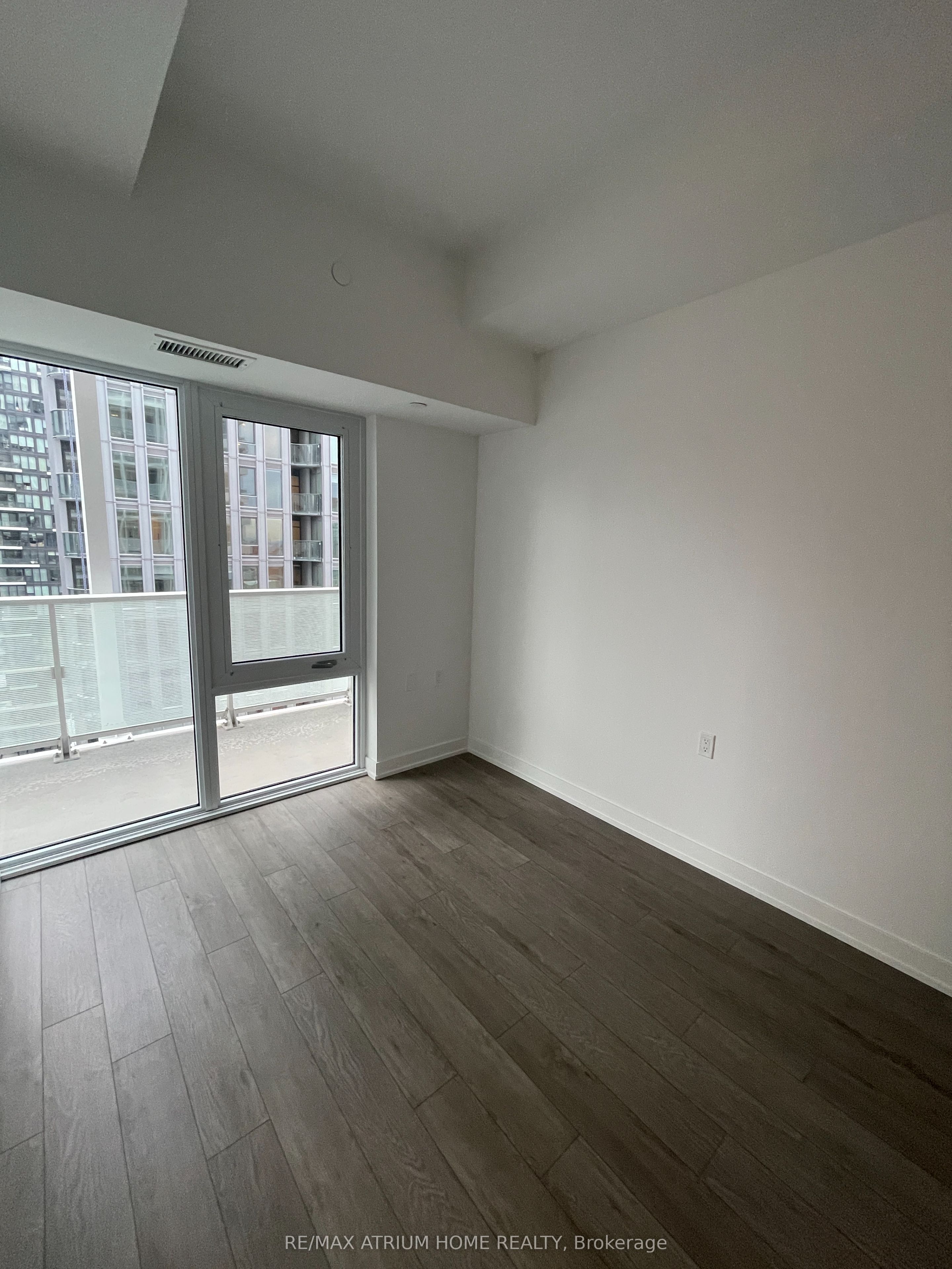 88 Queen Street E 1816, Toronto, ON M5C 1S1 photo 3