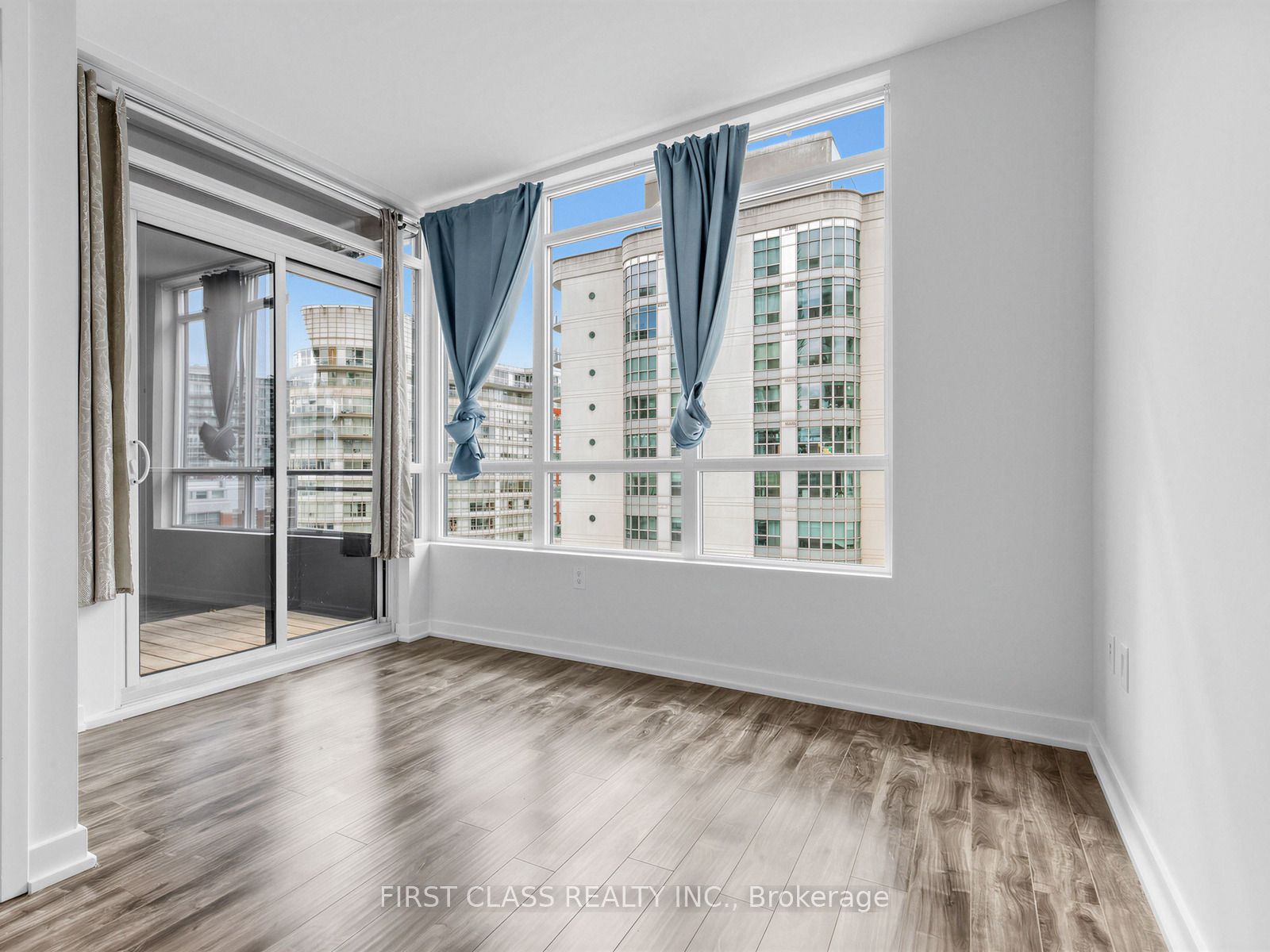 38 Dan Leckie Way 715, Toronto, ON M5V 2V6 photo 2