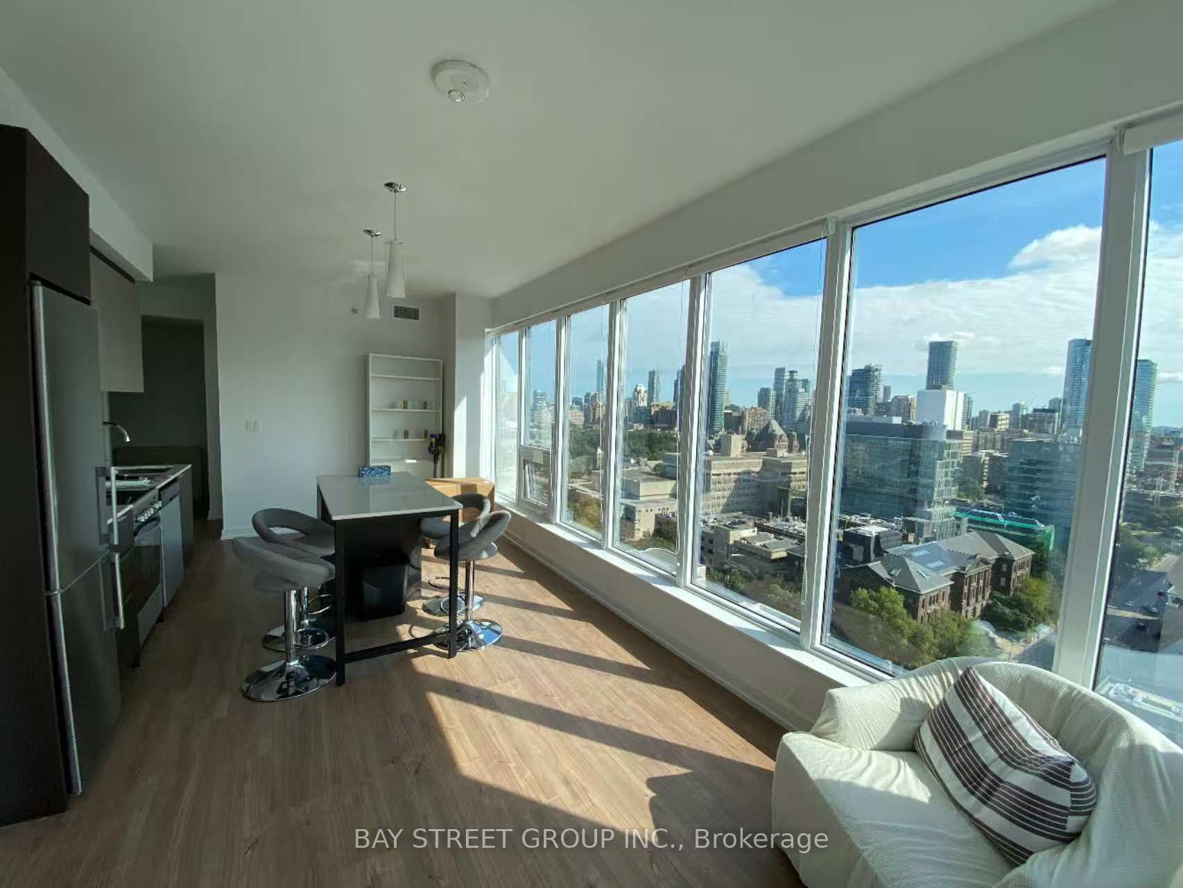 203 College Street 2108, Toronto, ON M5T 0C8