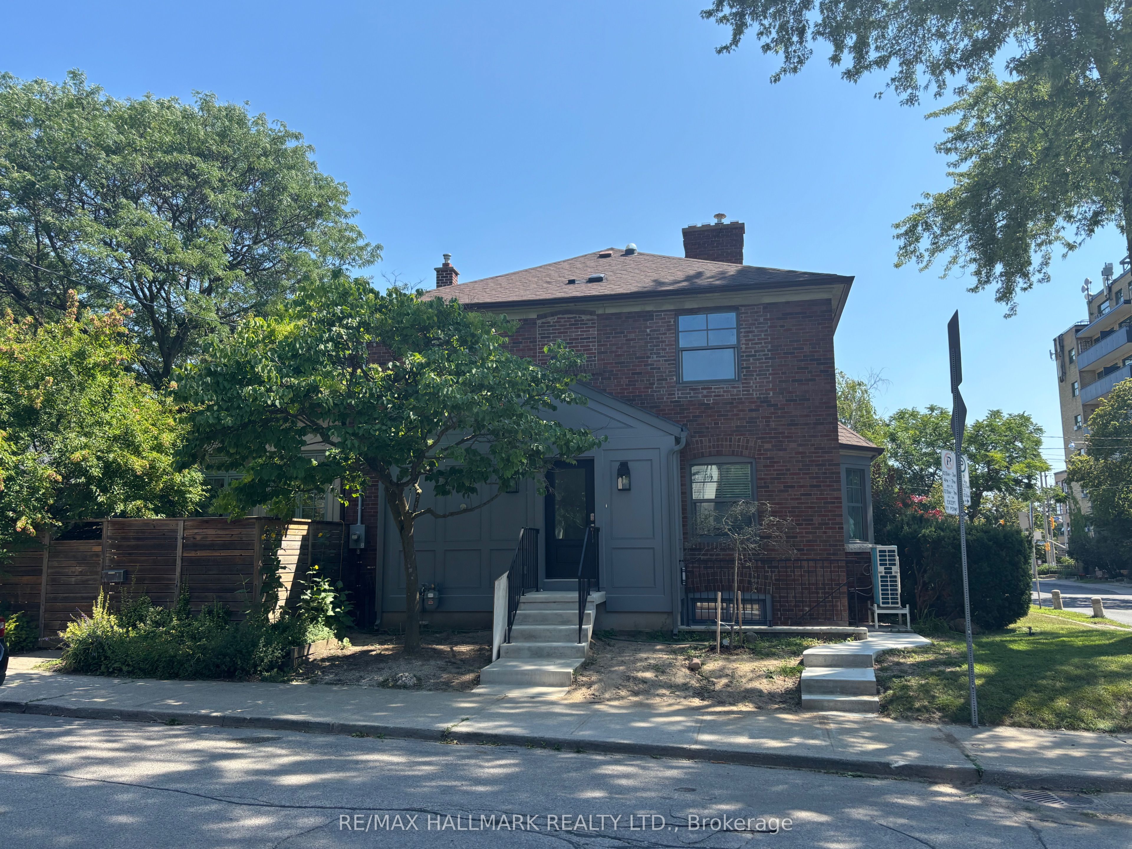3 Whitewood Road Lower, Toronto, ON M4S 2X8