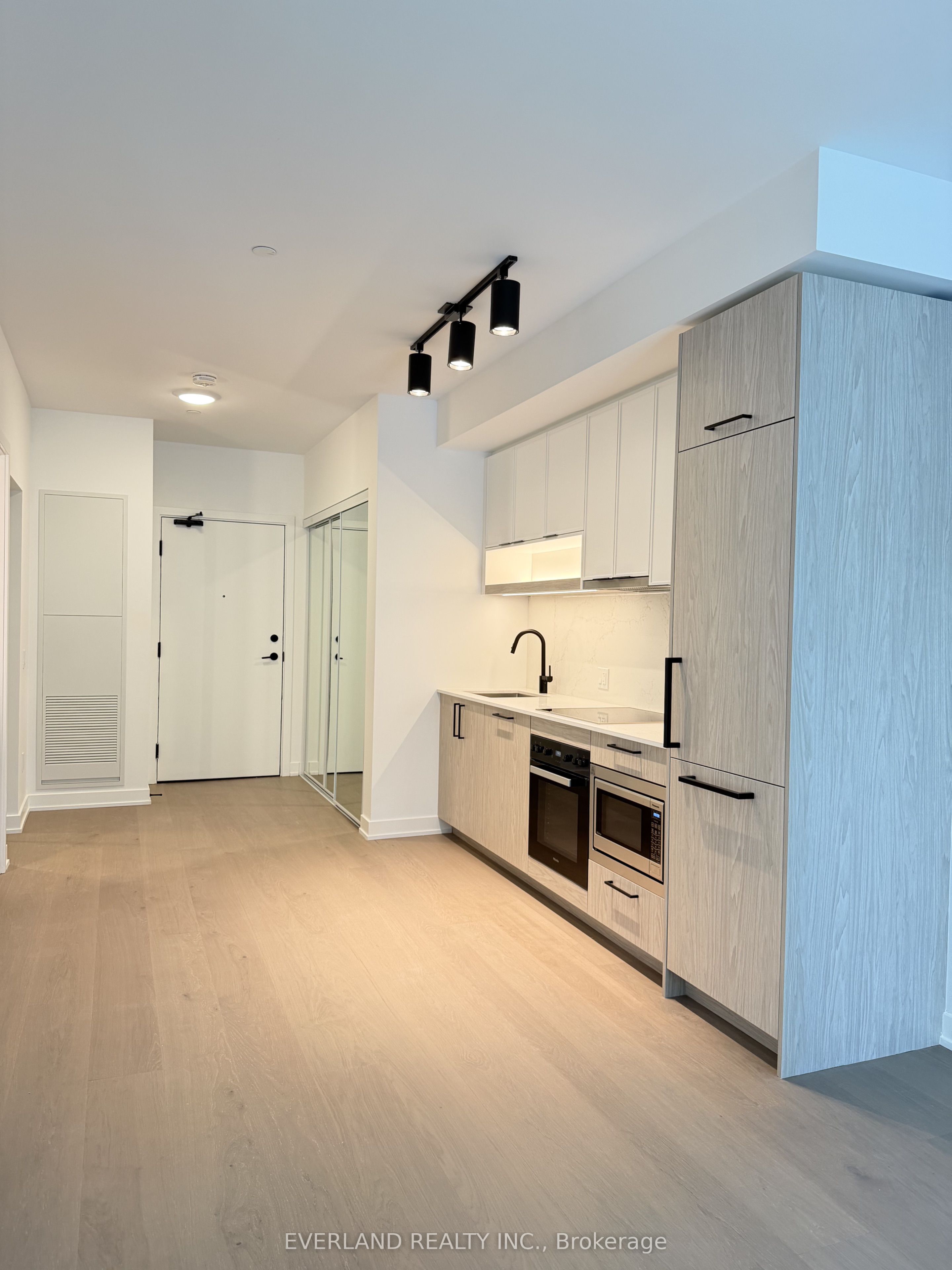91 Montclair Avenue 738, Toronto, ON M5P 0B1 photo 3