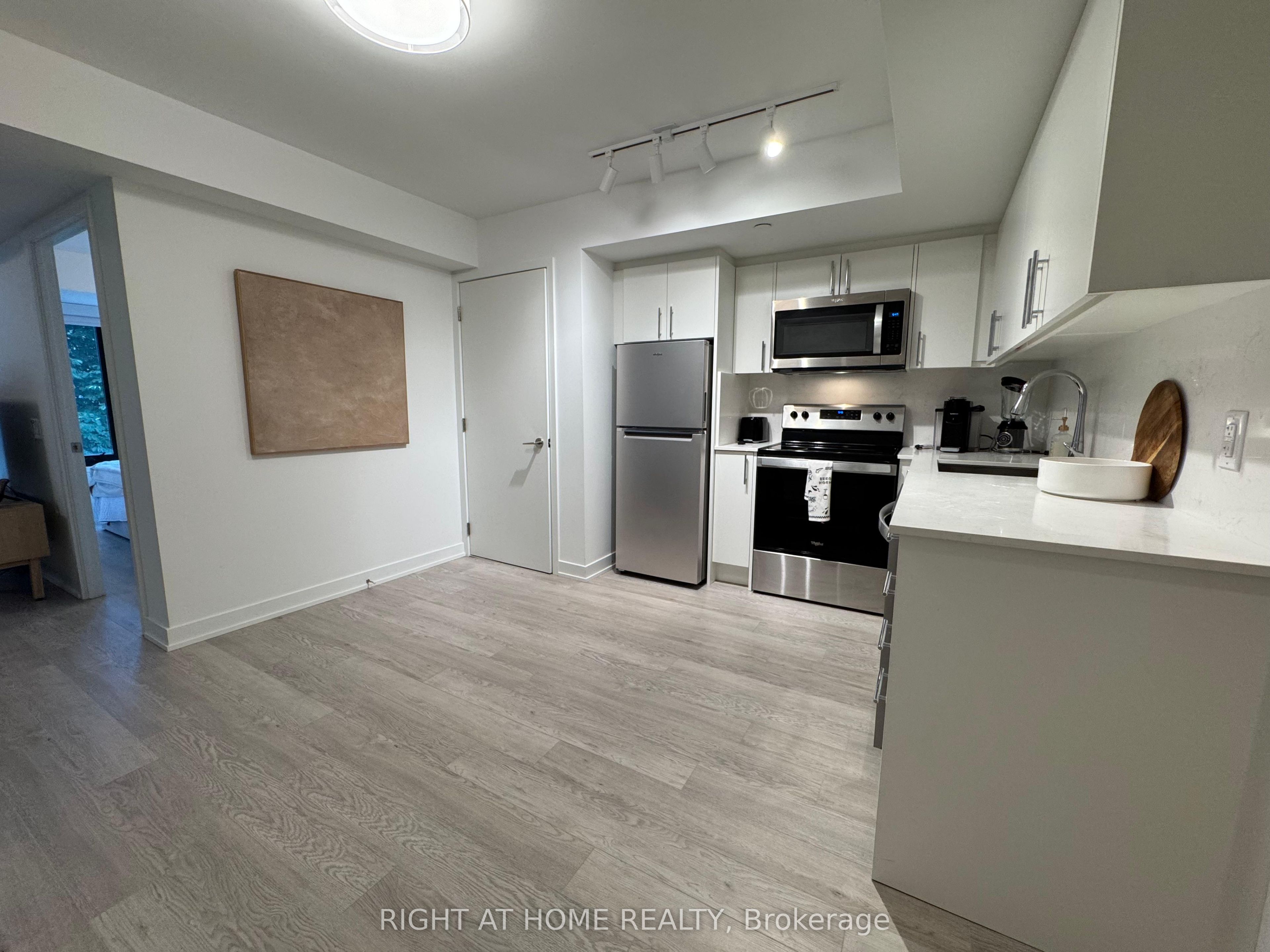 3 Strathgowan Avenue 318, Toronto, ON M4N 1B8 photo 3