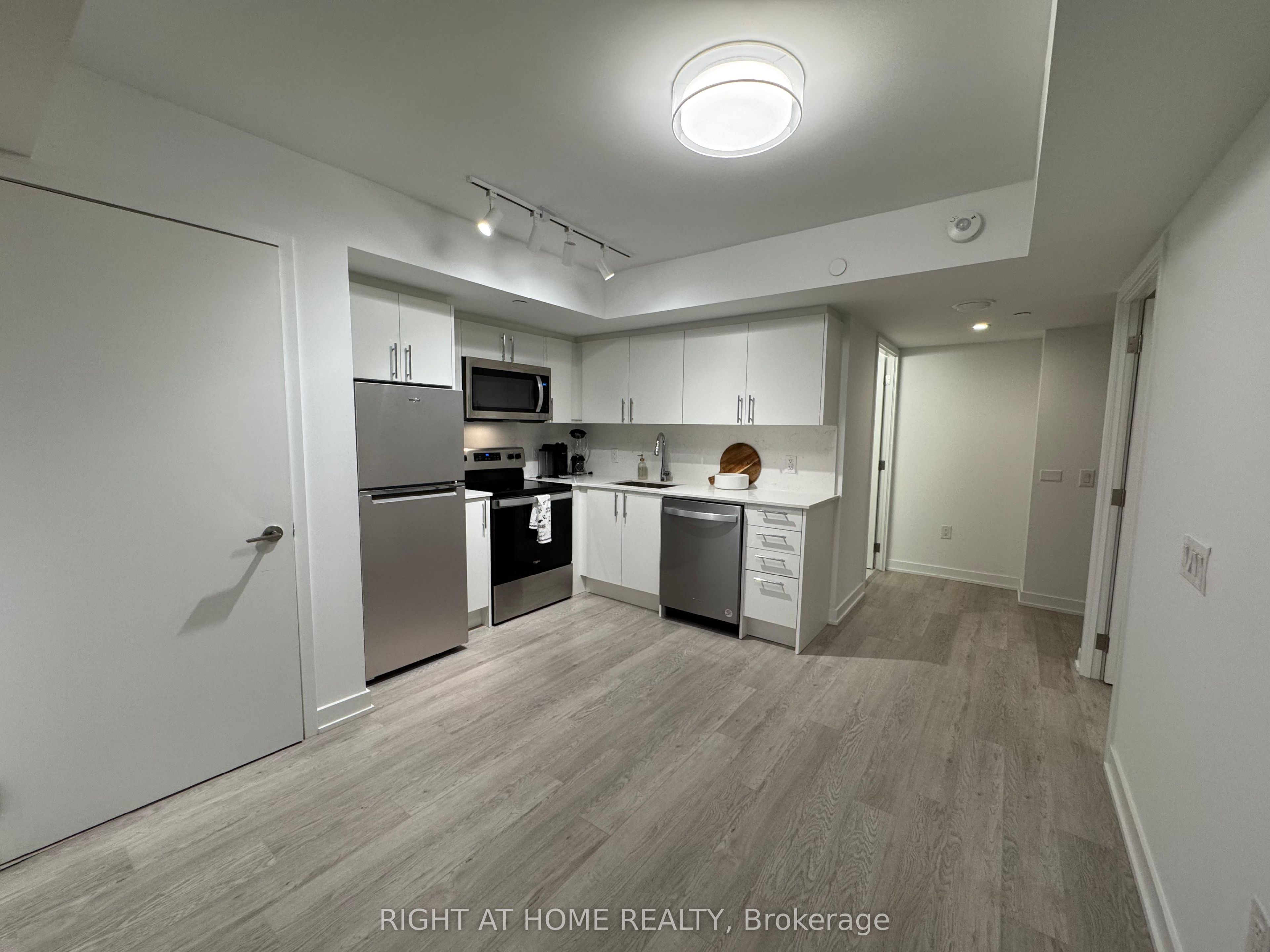 3 Strathgowan Avenue 318, Toronto, ON M4N 1B8 photo 4