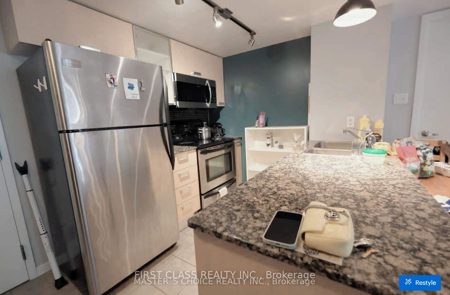 37 Grosvenor Street 709, Toronto, ON M4Y 3G5 photo 2