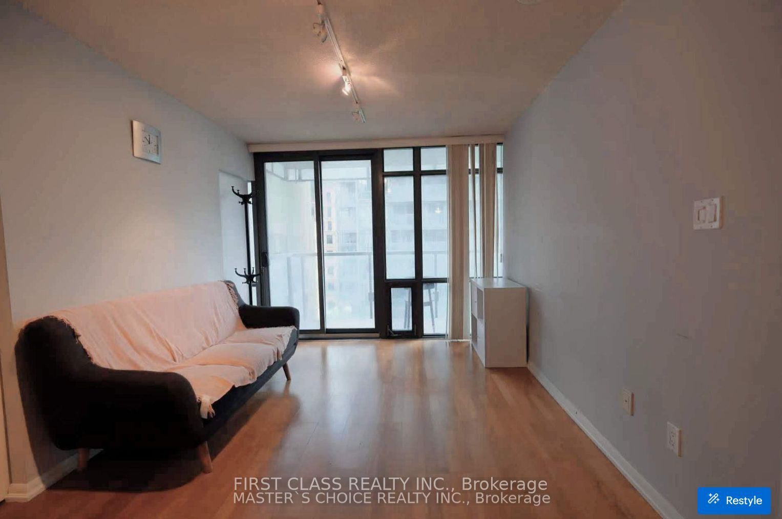 37 Grosvenor Street 709, Toronto, ON M4Y 3G5 photo 3