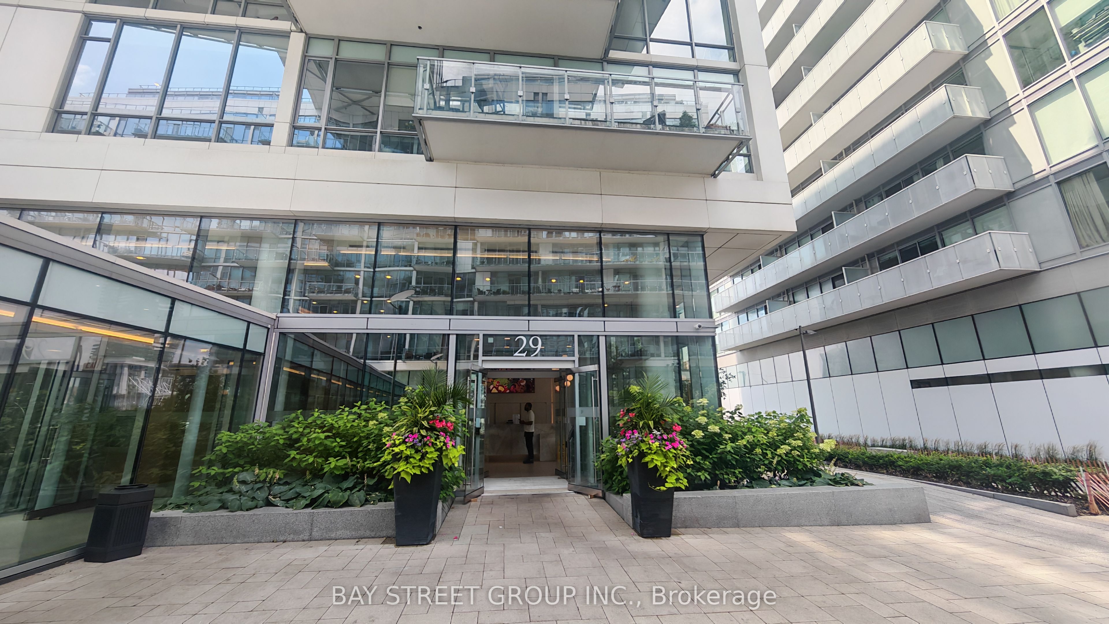 29 Queens Quay E 727, Toronto, ON M5E 0A4
