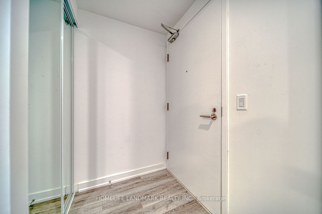 230 Simcoe Street 1919, Toronto, ON M5T 0G7 photo 3