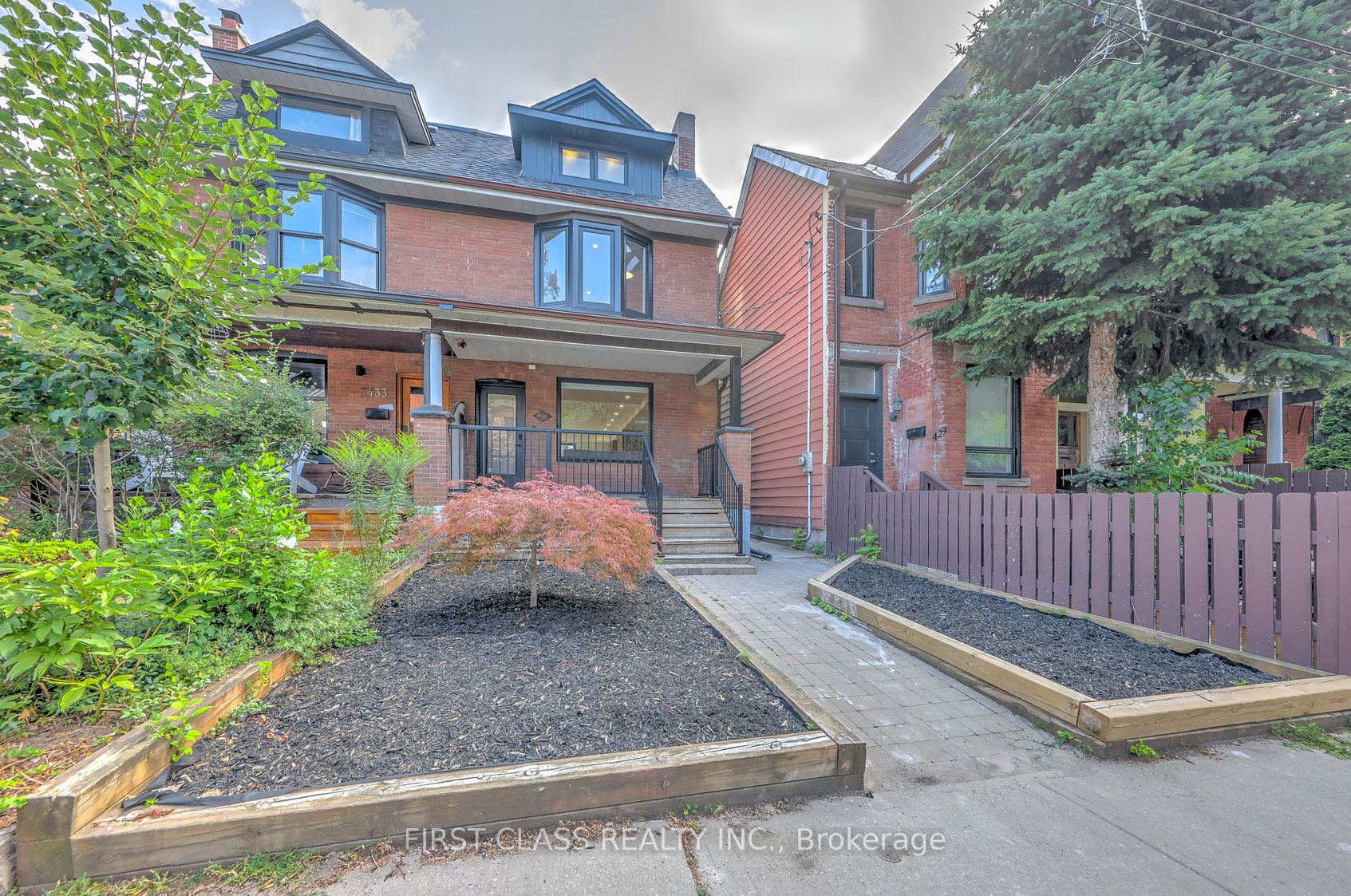 431 Roxton Road Main, Toronto, ON M6G 3R5
