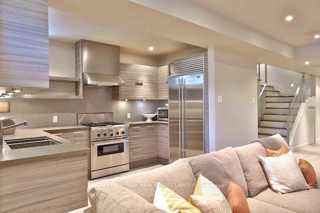 17 Kilbarry Road, Toronto, ON M5P 1K4