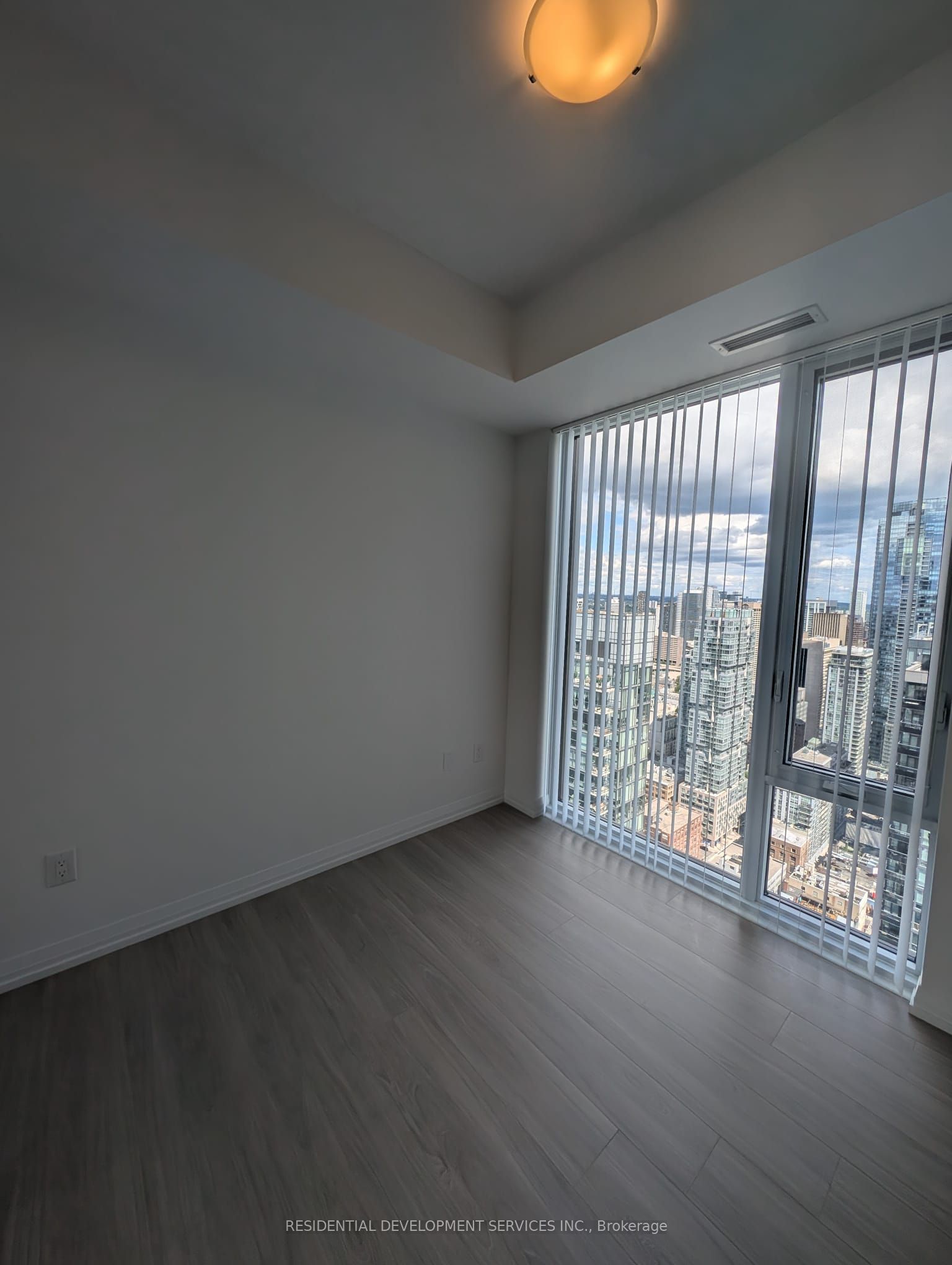 28 Widmer Street LPH29, Toronto, ON M5V 0T2 photo 5
