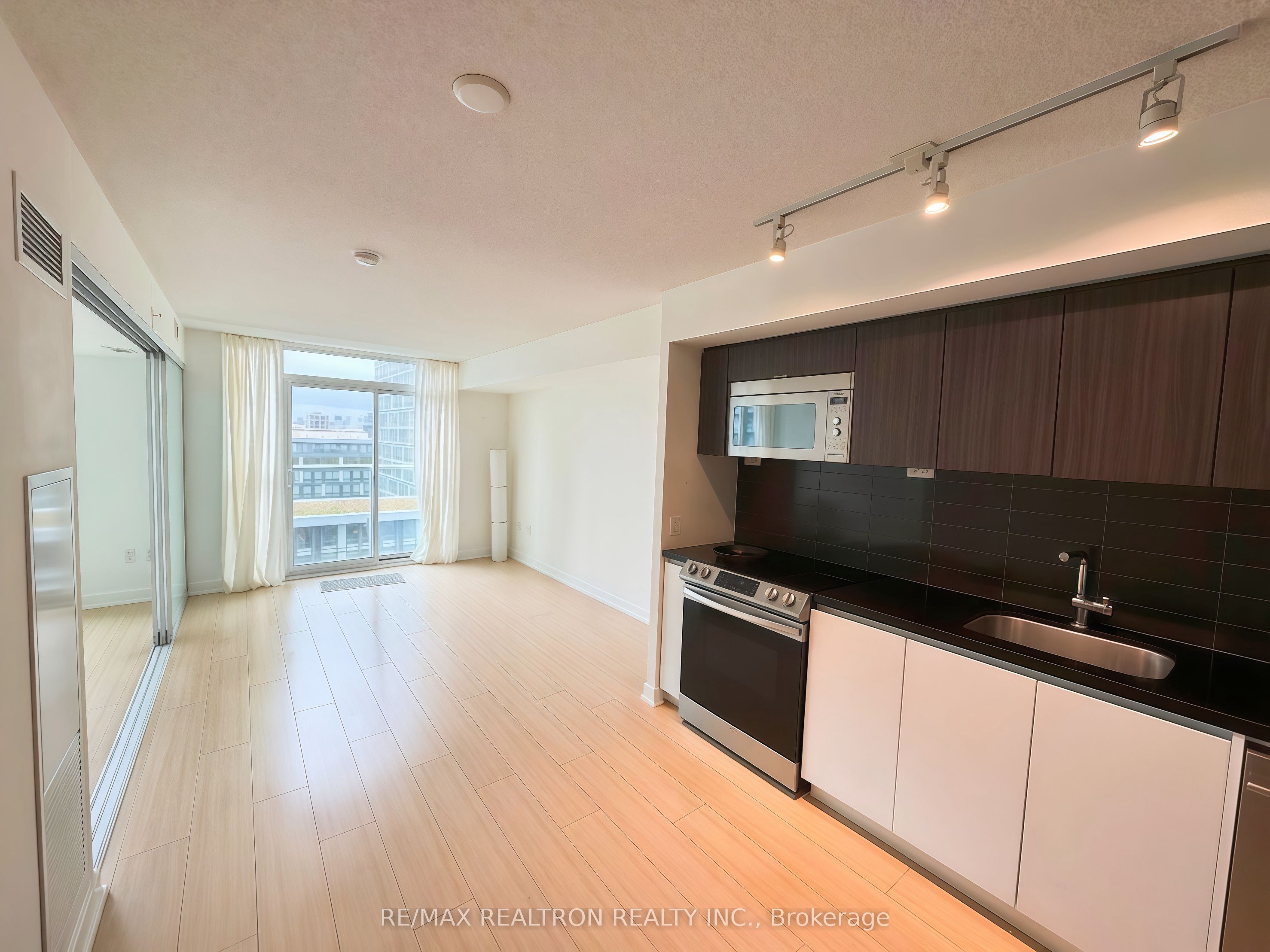 85 Queens Wharf Road 1211, Toronto, ON M5V 0J9 photo 3