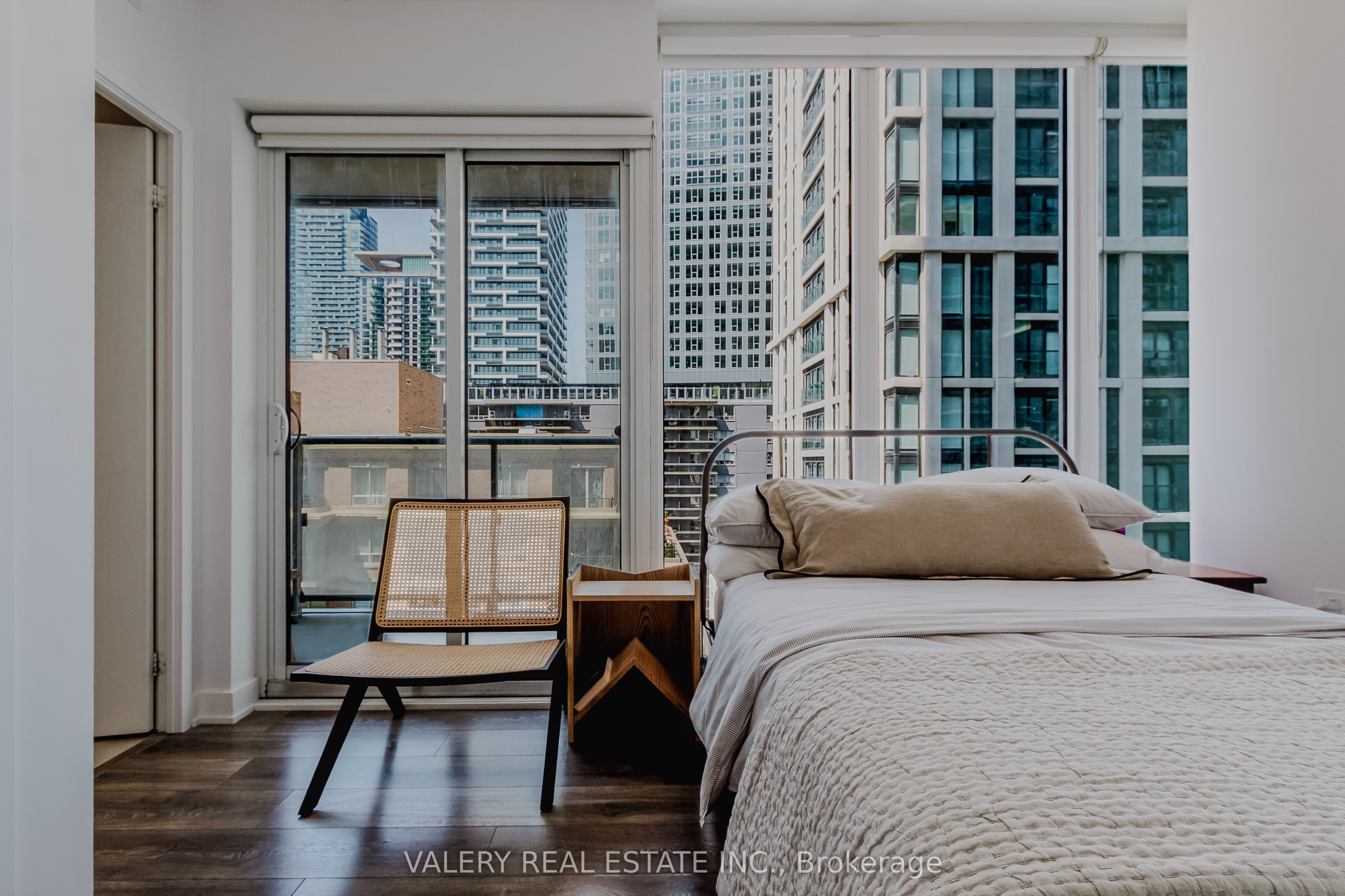 195 Redpath Avenue 712, Toronto, ON M4P 0E4 photo 2