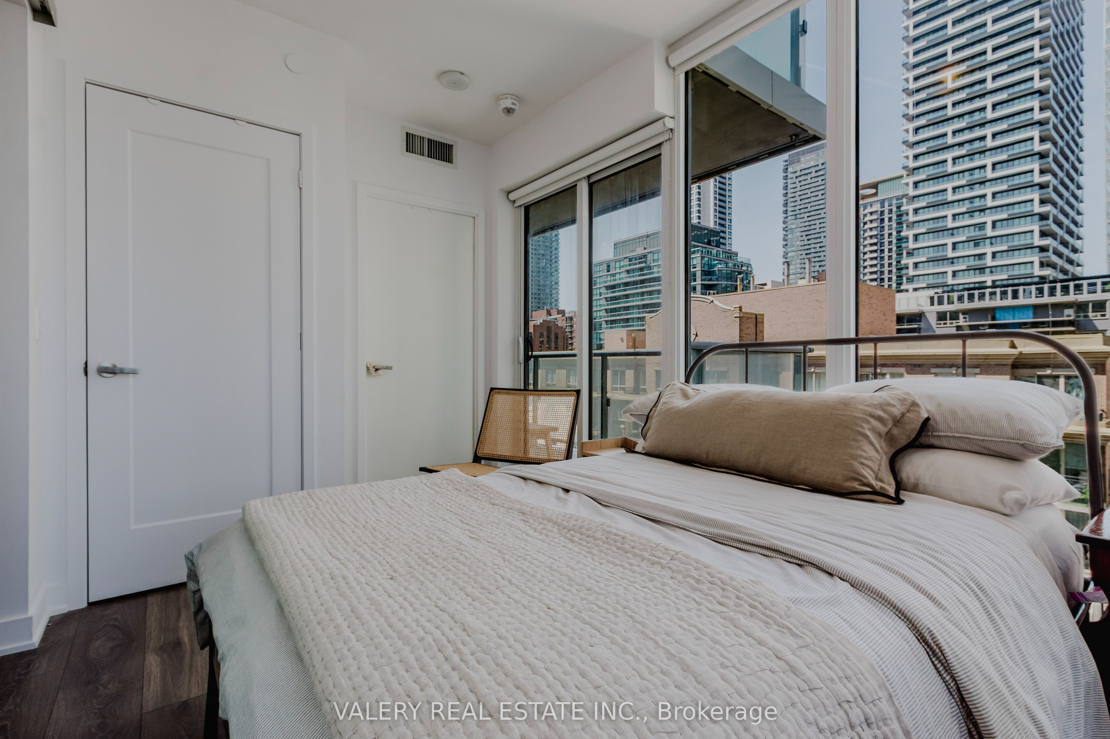 195 Redpath Avenue 712, Toronto, ON M4P 0E4 photo 3