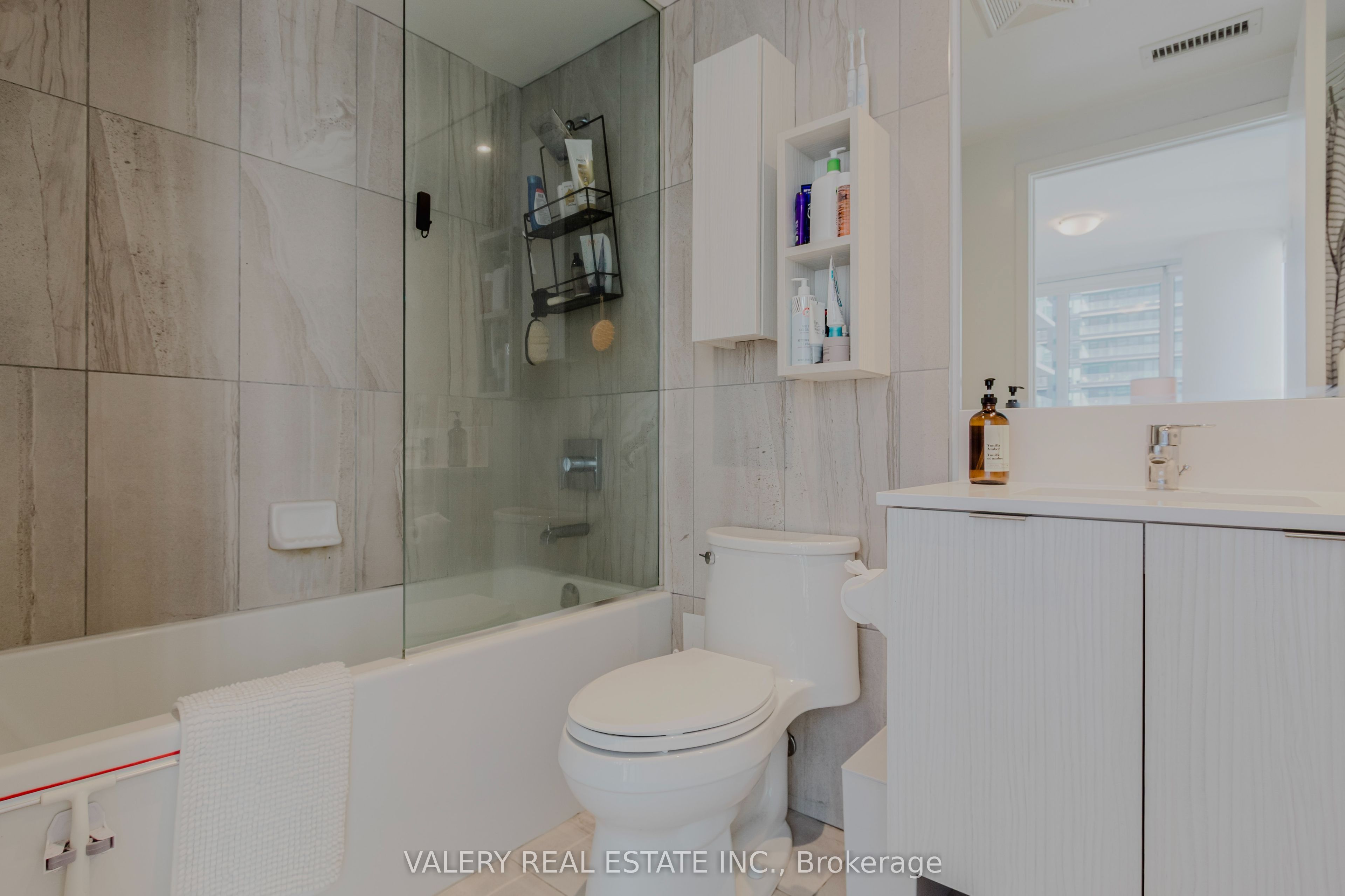 195 Redpath Avenue 712, Toronto, ON M4P 0E4 photo 4
