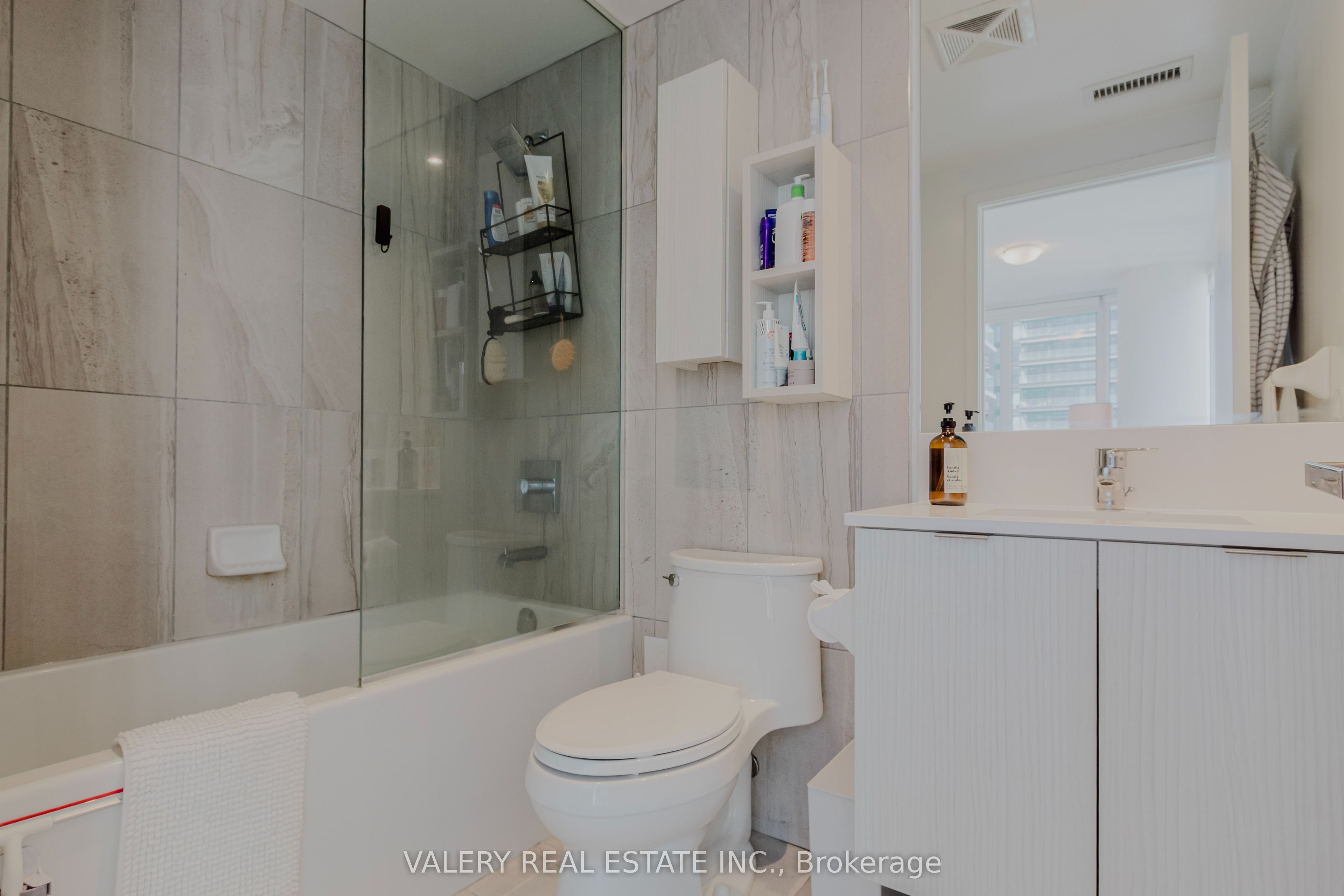 195 Redpath Avenue 712, Toronto, ON M4P 0E4 photo 5