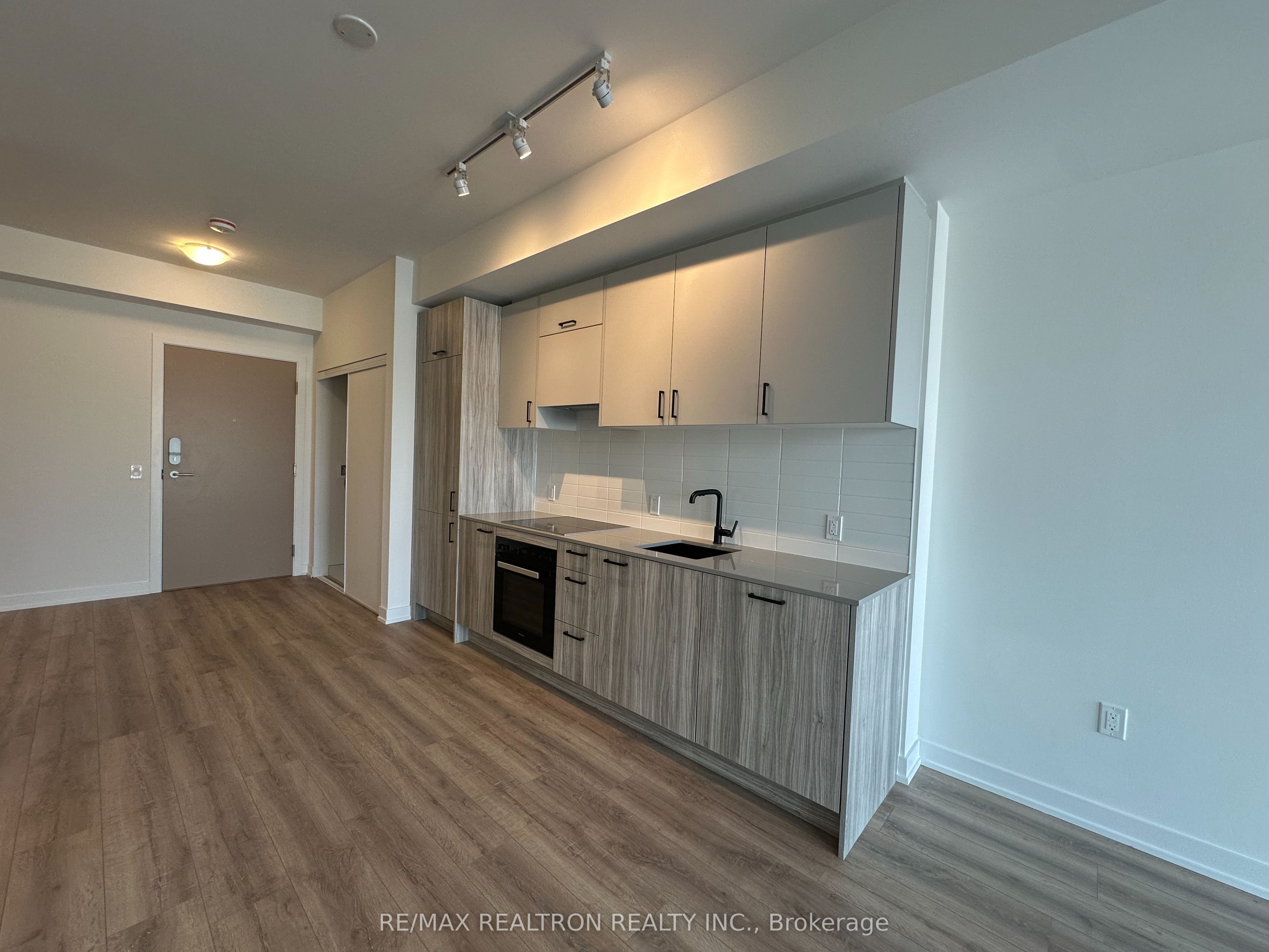 1 Kyle Lowry Road 217, Toronto, ON M3C 1H7 photo 4