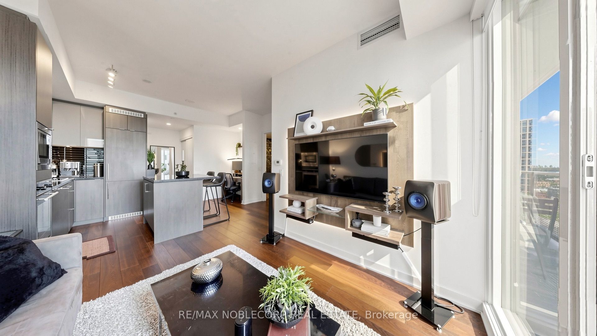 115 Blue Jays Way, Toronto, ON M5V 0N4 photo 2
