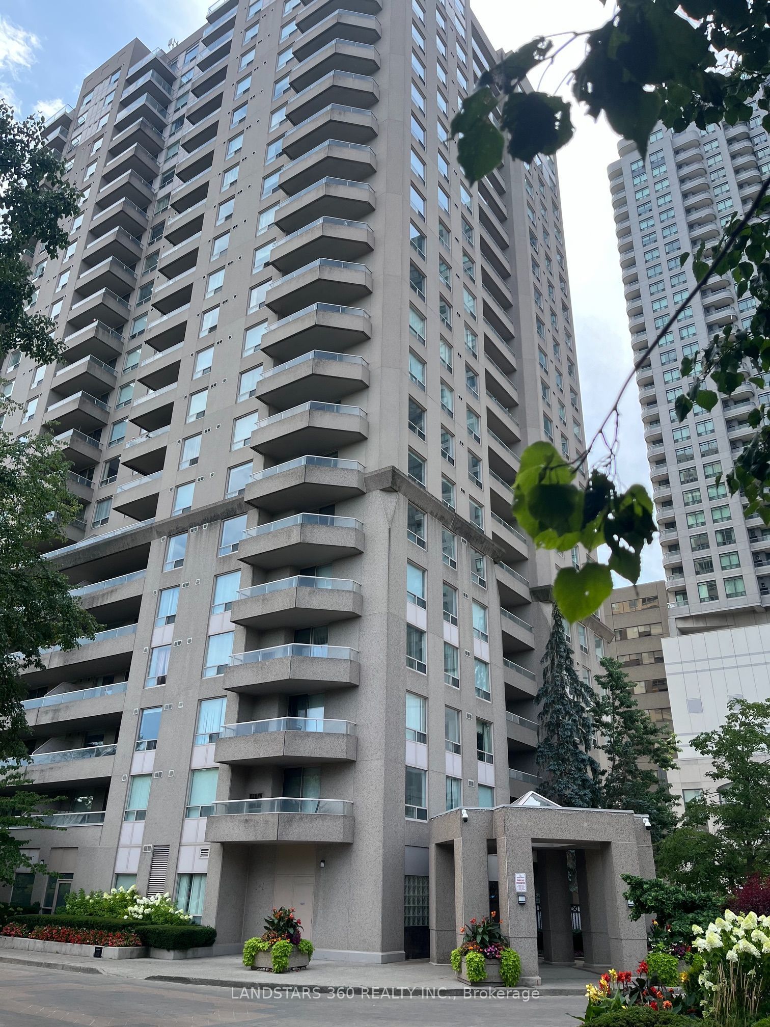 18 Hillcrest Avenue 902, Toronto, ON M2N 3N5